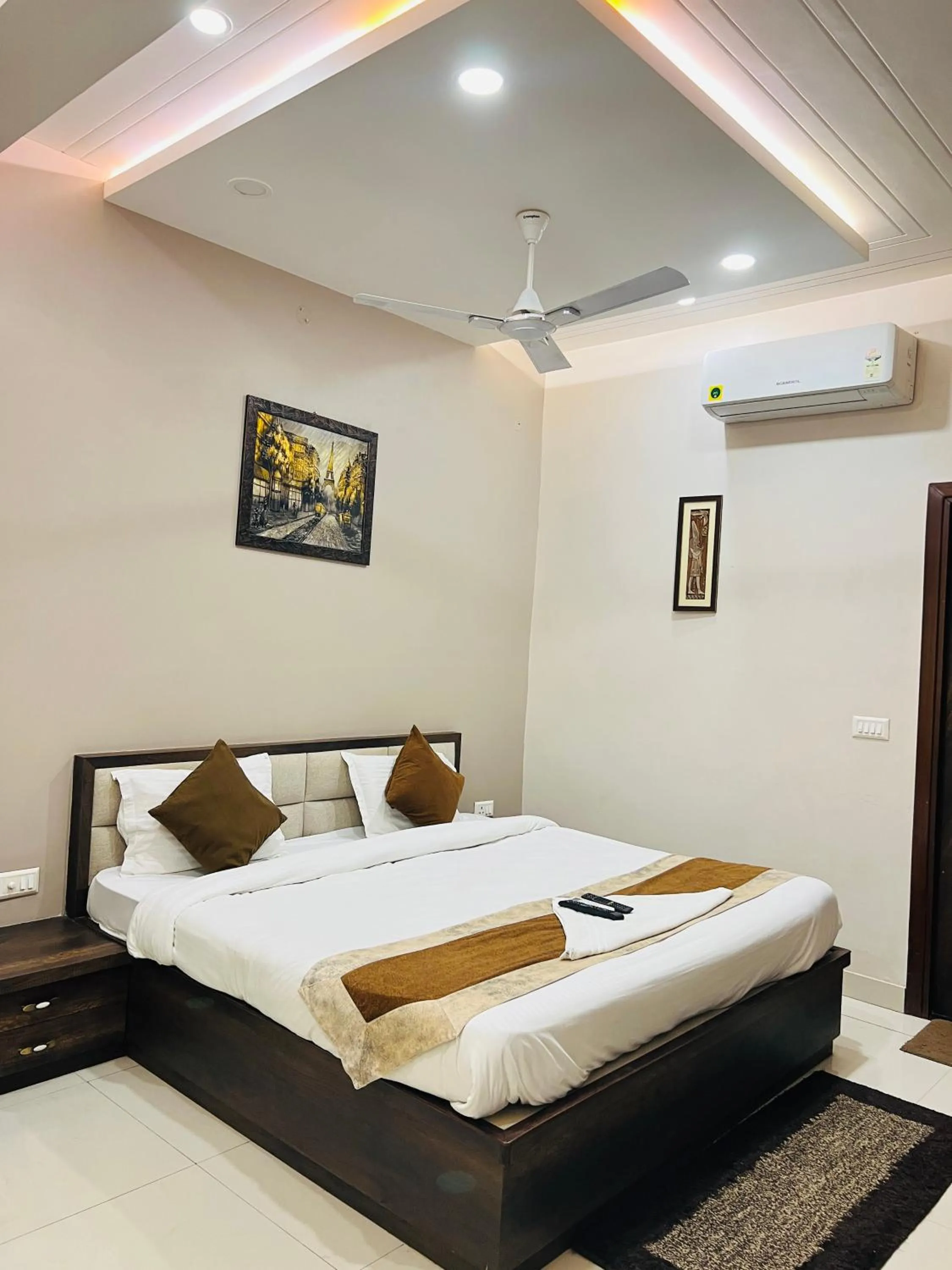 air conditioner, Bed in Hotel Singh Comfort Inn