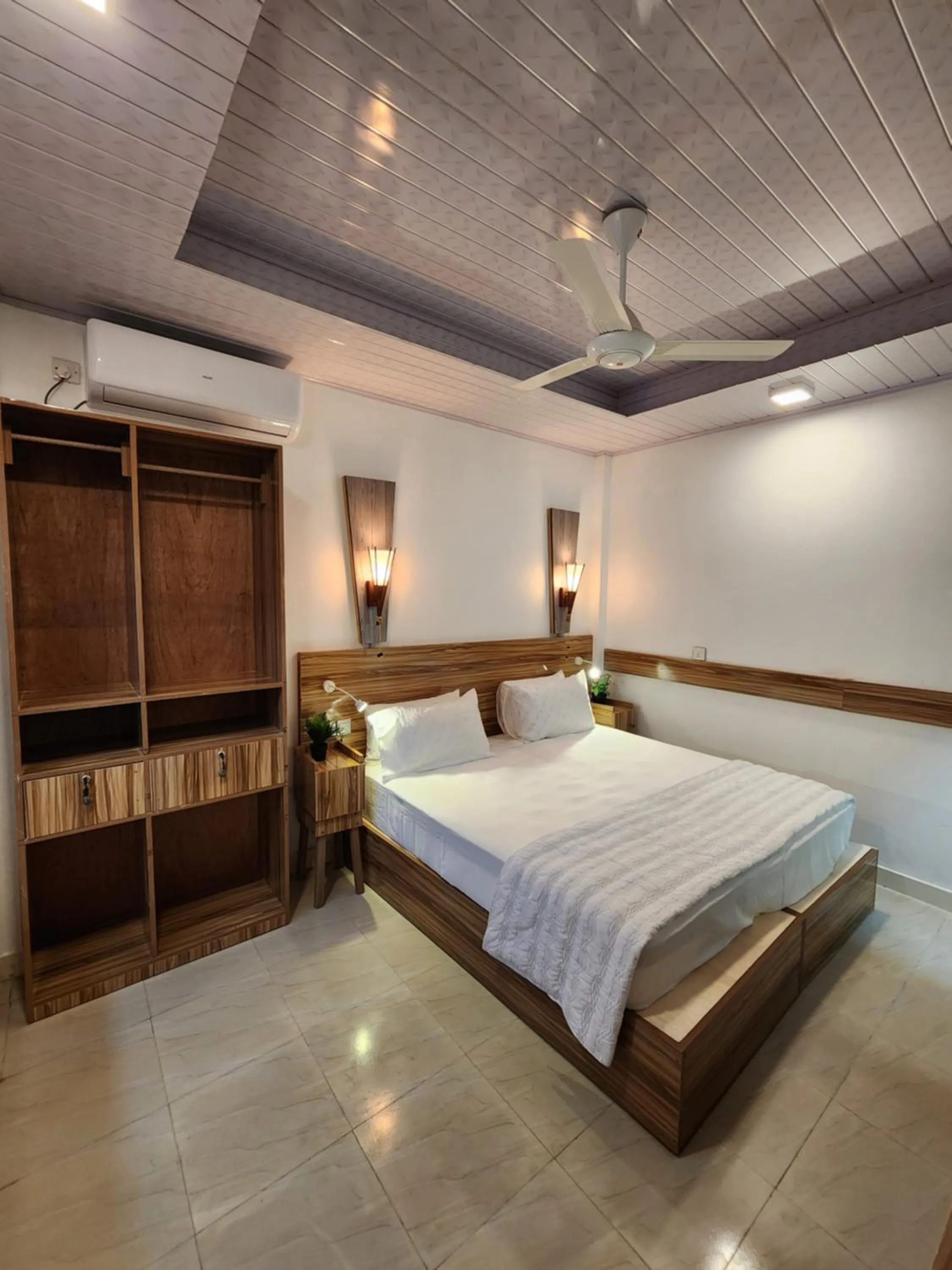 Property building, Bed in Batuta Maldives Fourson