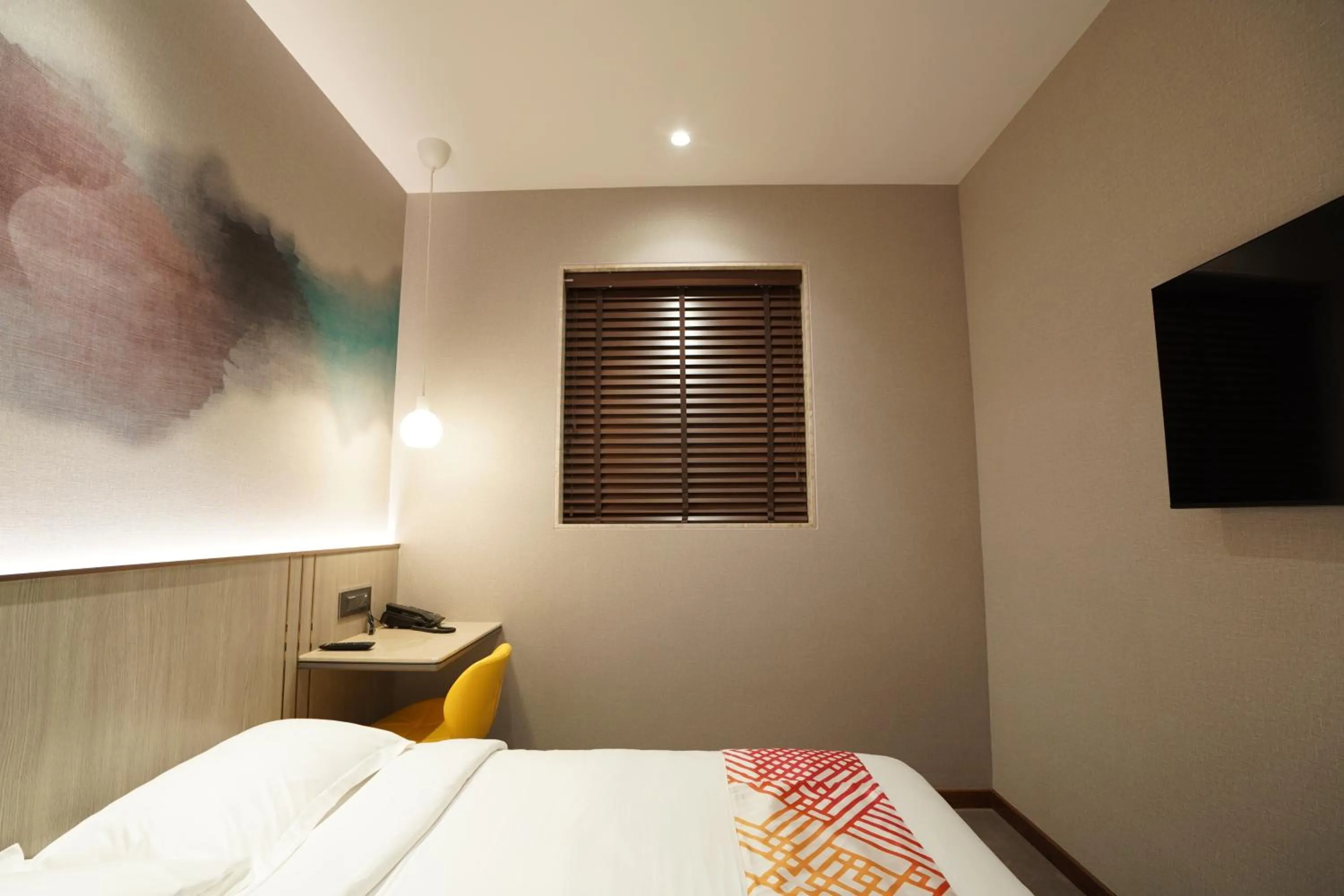 Bed in Ginger Mumbai, Goregaon