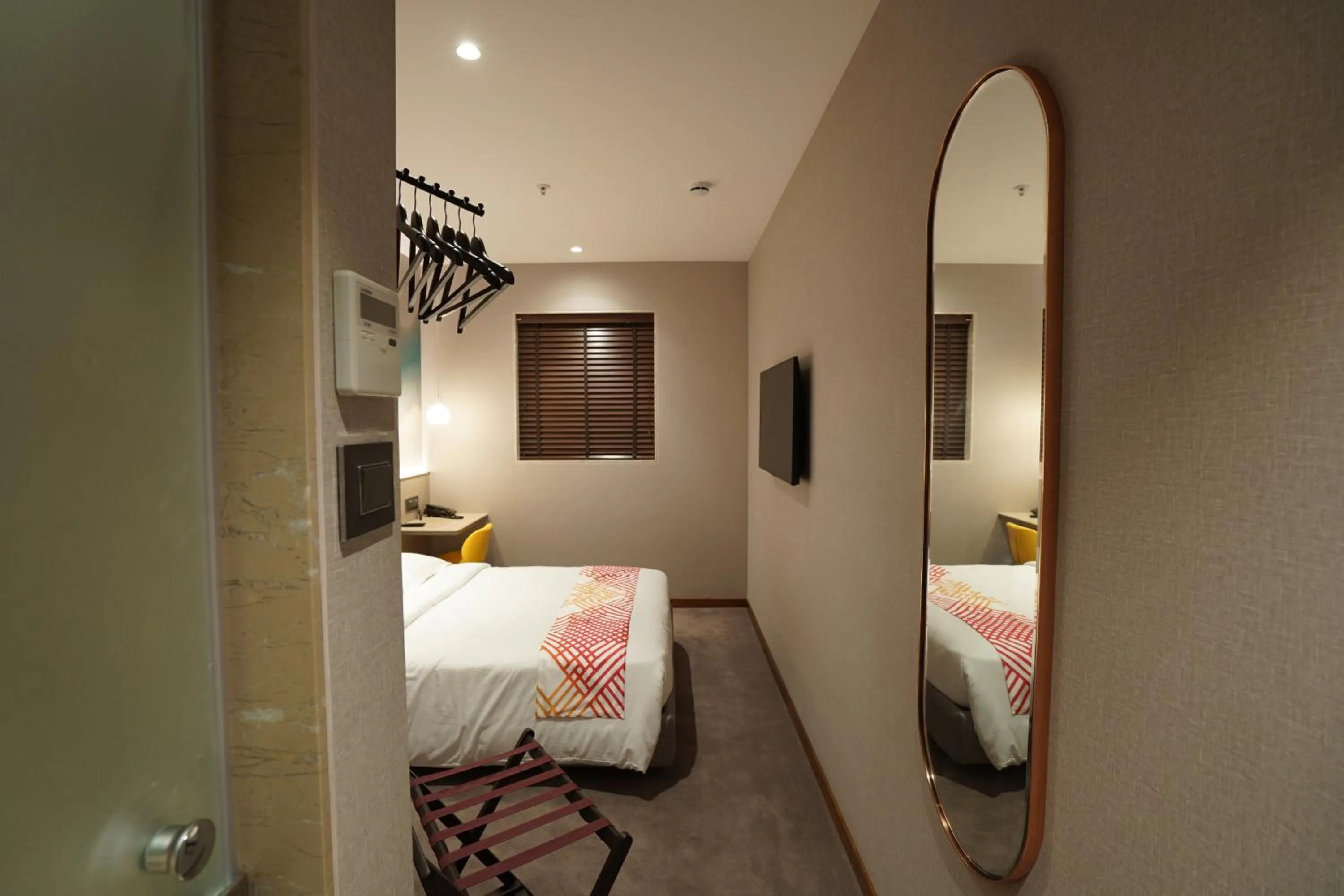 Photo of the whole room, Bed in Ginger Mumbai, Goregaon