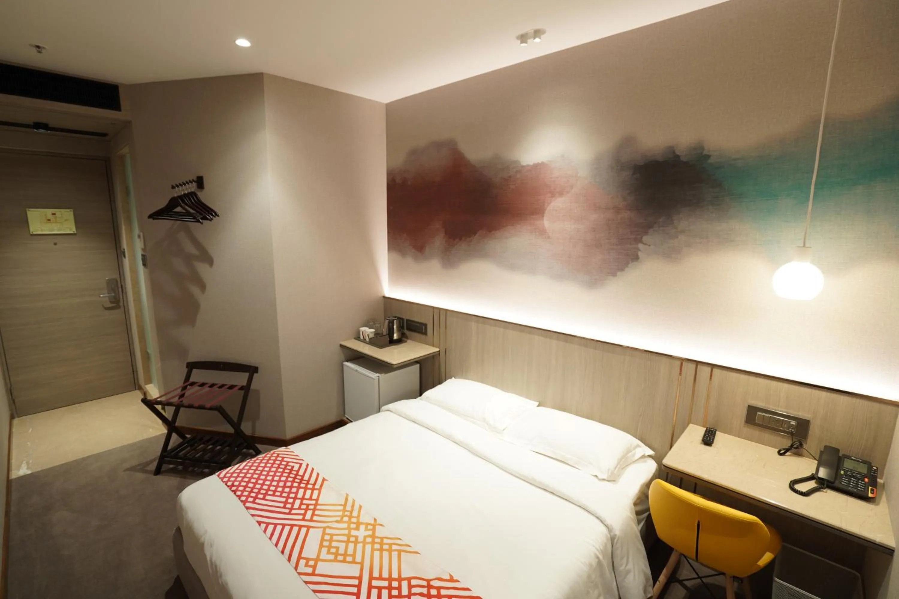 Photo of the whole room, Bed in Ginger Mumbai, Goregaon