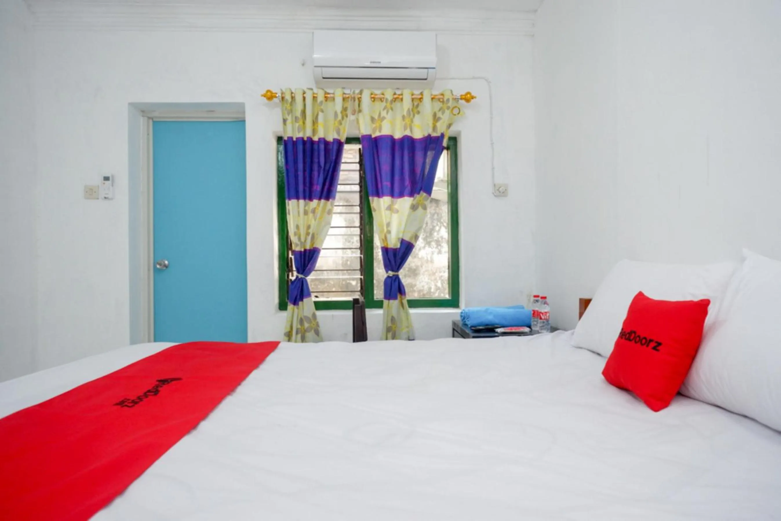 Bed in RedDoorz Syariah @ Ndalem Kembang Sore Yogyakarta