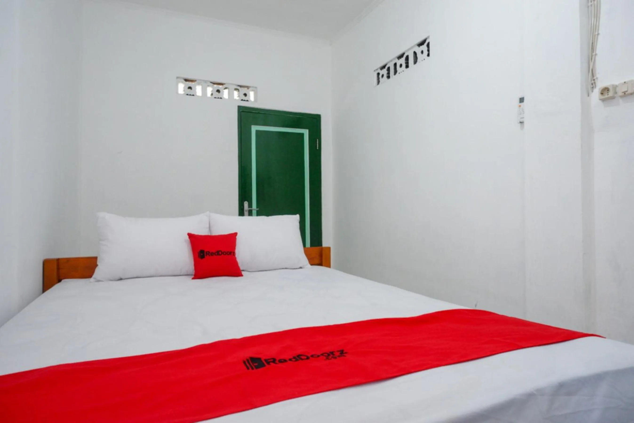 Bed in RedDoorz Syariah @ Ndalem Kembang Sore Yogyakarta