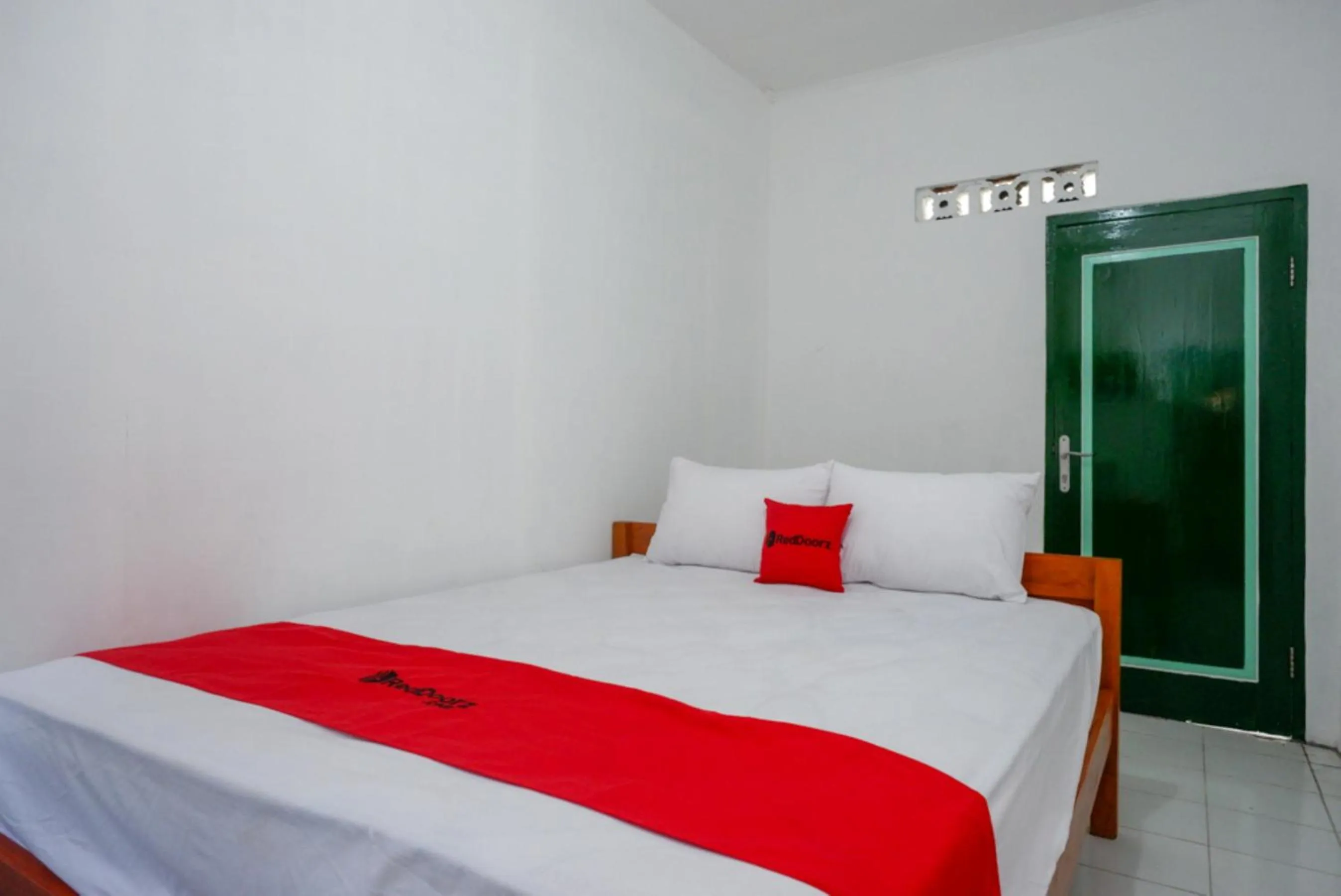 Bed in RedDoorz Syariah @ Ndalem Kembang Sore Yogyakarta