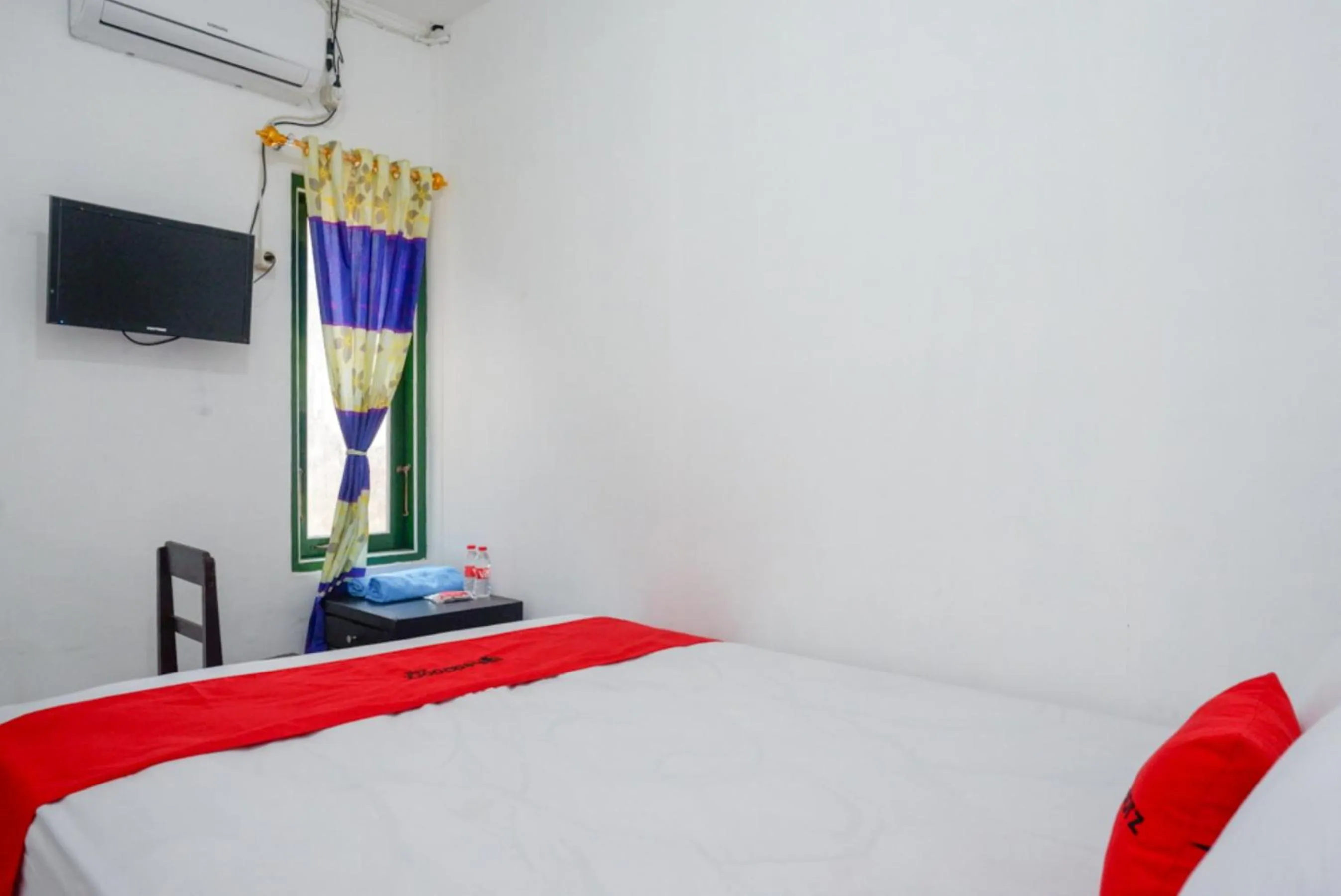 Bed in RedDoorz Syariah @ Ndalem Kembang Sore Yogyakarta
