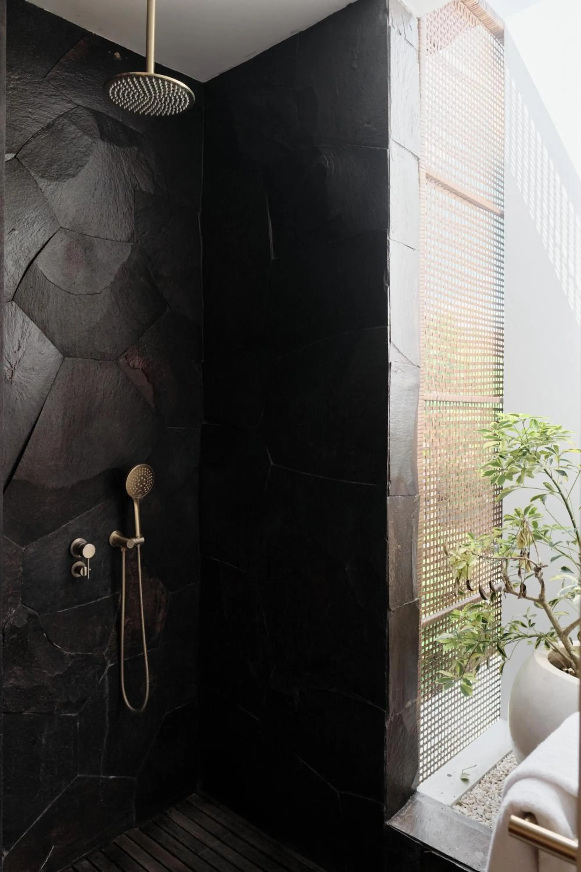 Shower in Munno Villa