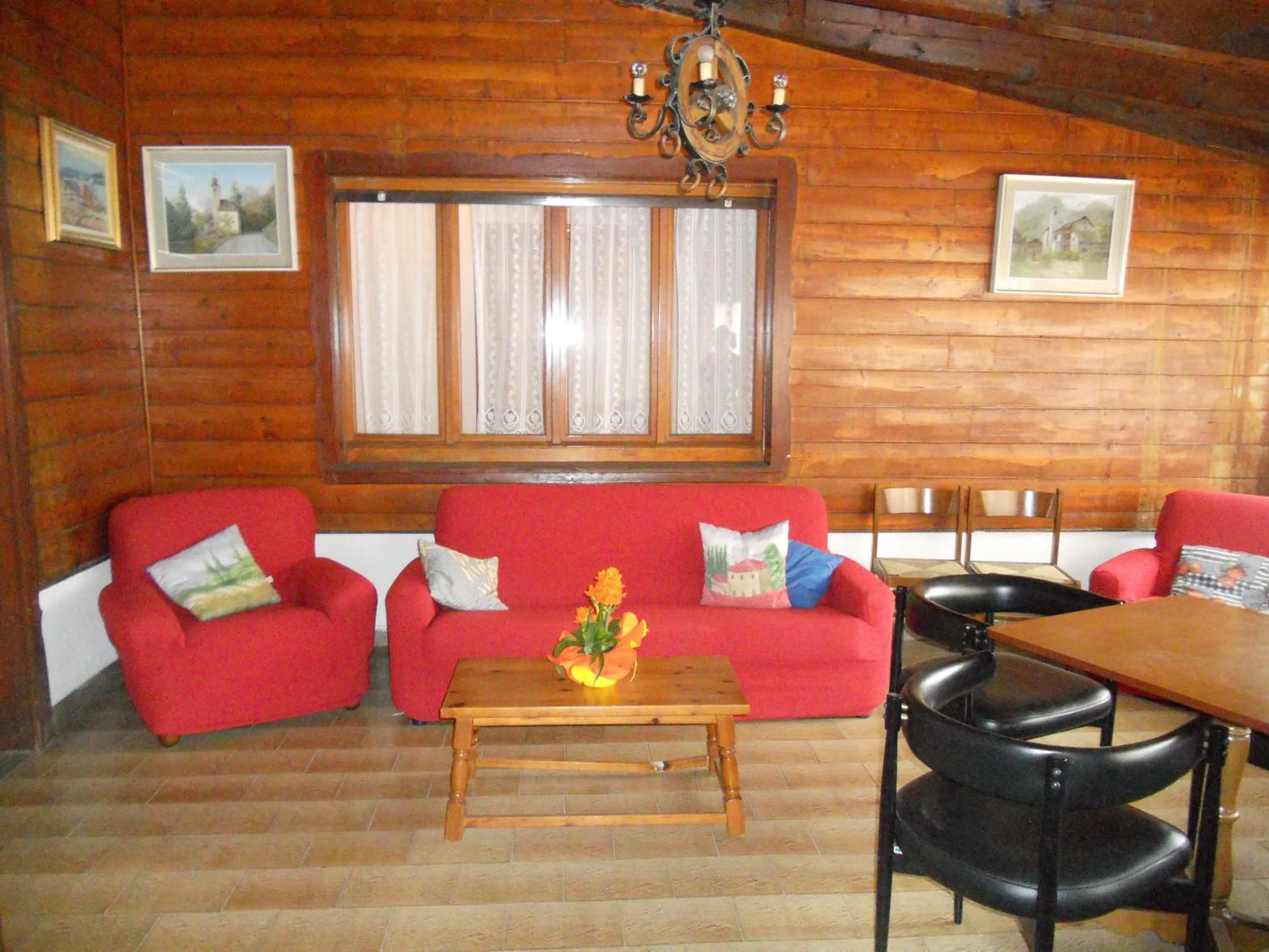 Communal lounge/ TV room in Mondo D'Oro