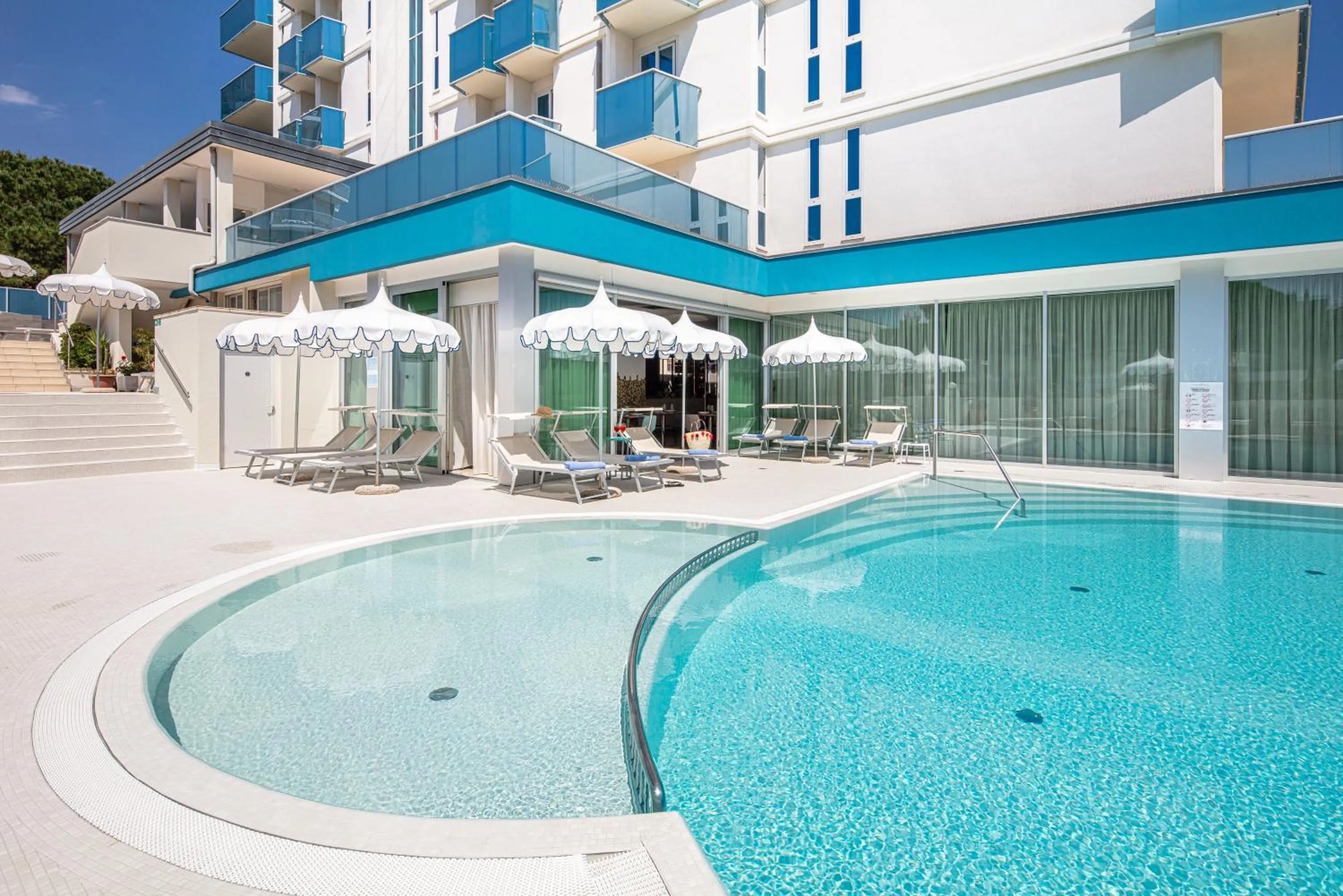 Pool view in Hotel Parigi