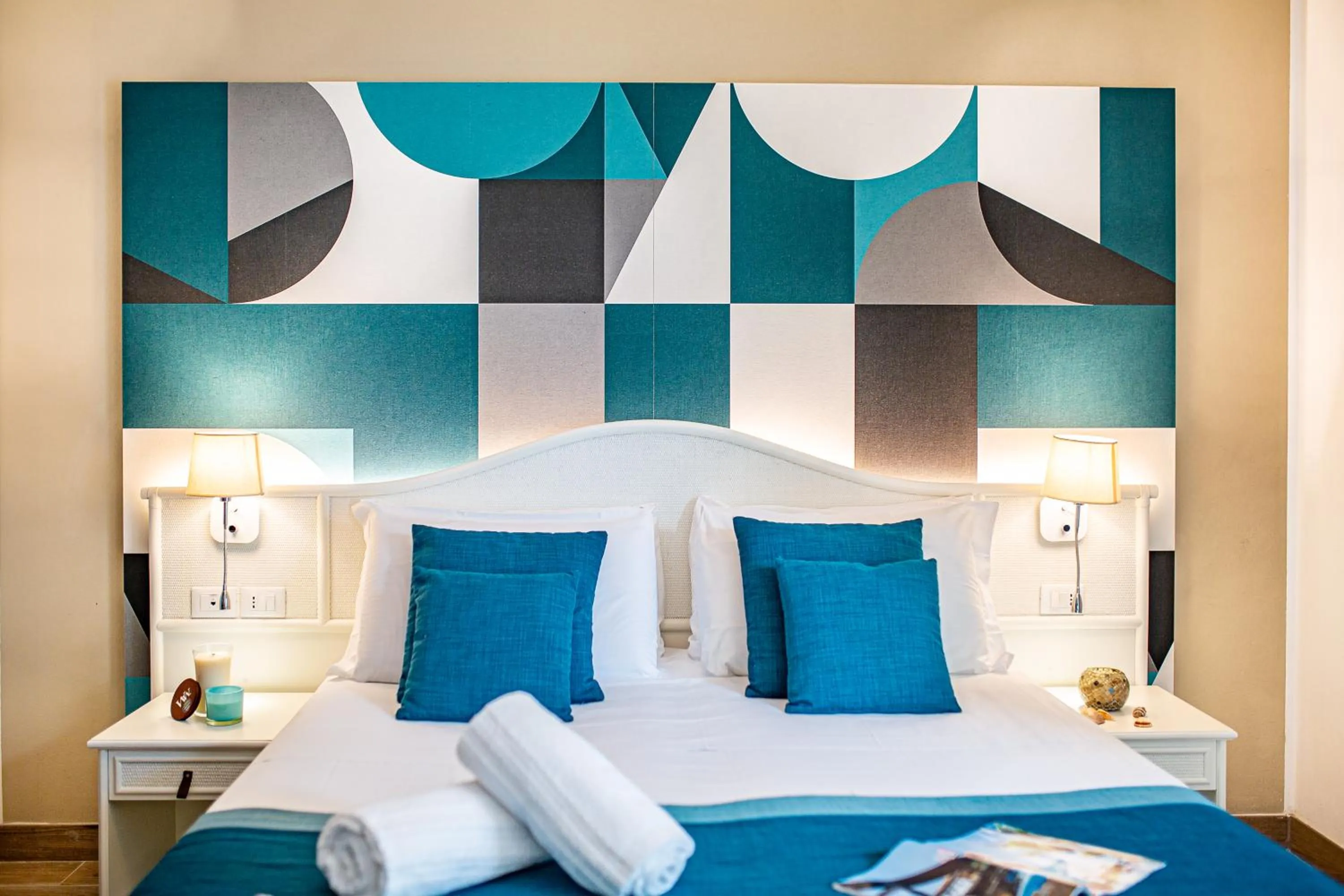 Property building, Bed in Hotel Capitol