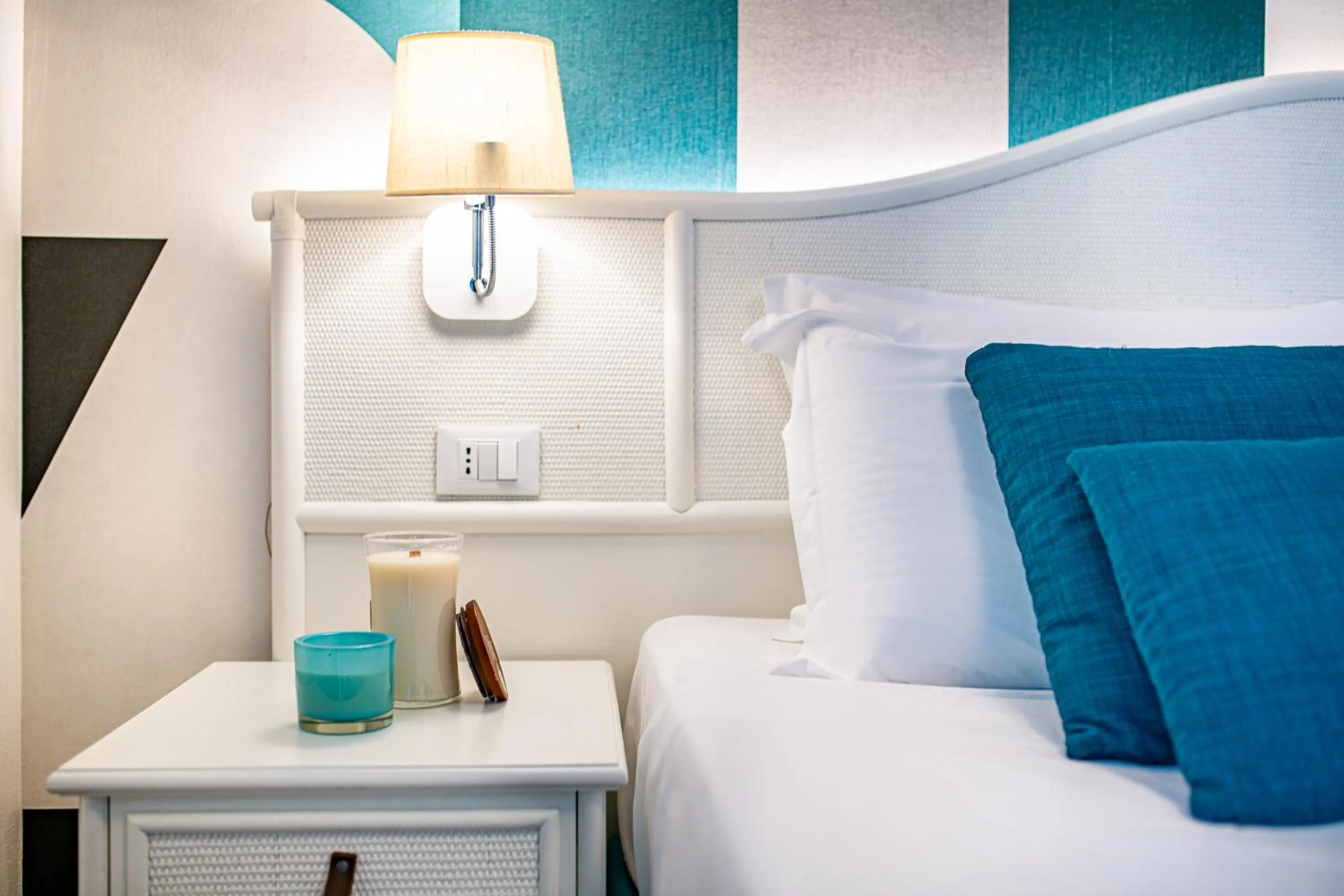 Property building, Bed in Hotel Capitol