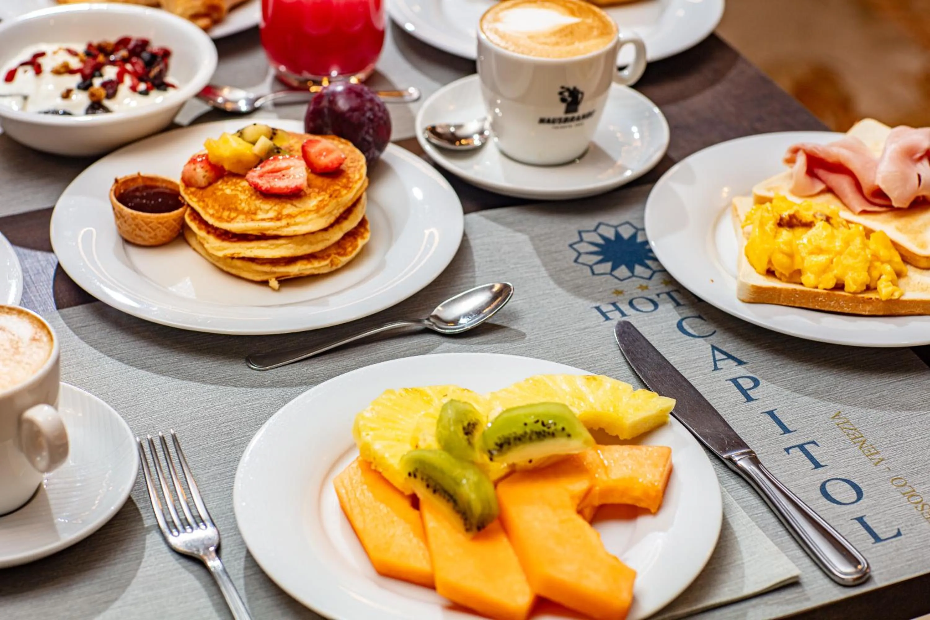 Restaurant/places to eat in Hotel Capitol