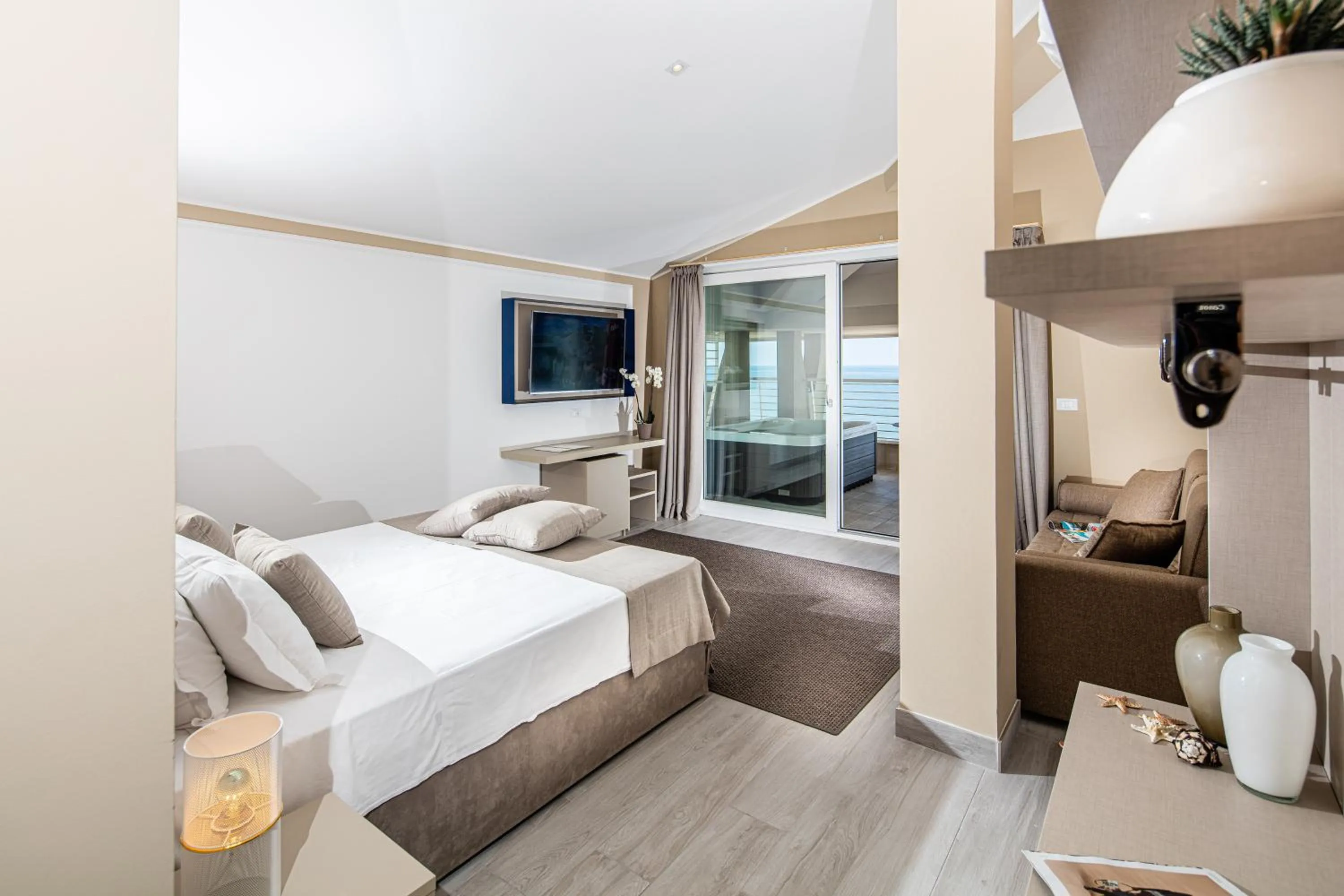 Photo of the whole room, Bed in Hotel Capitol