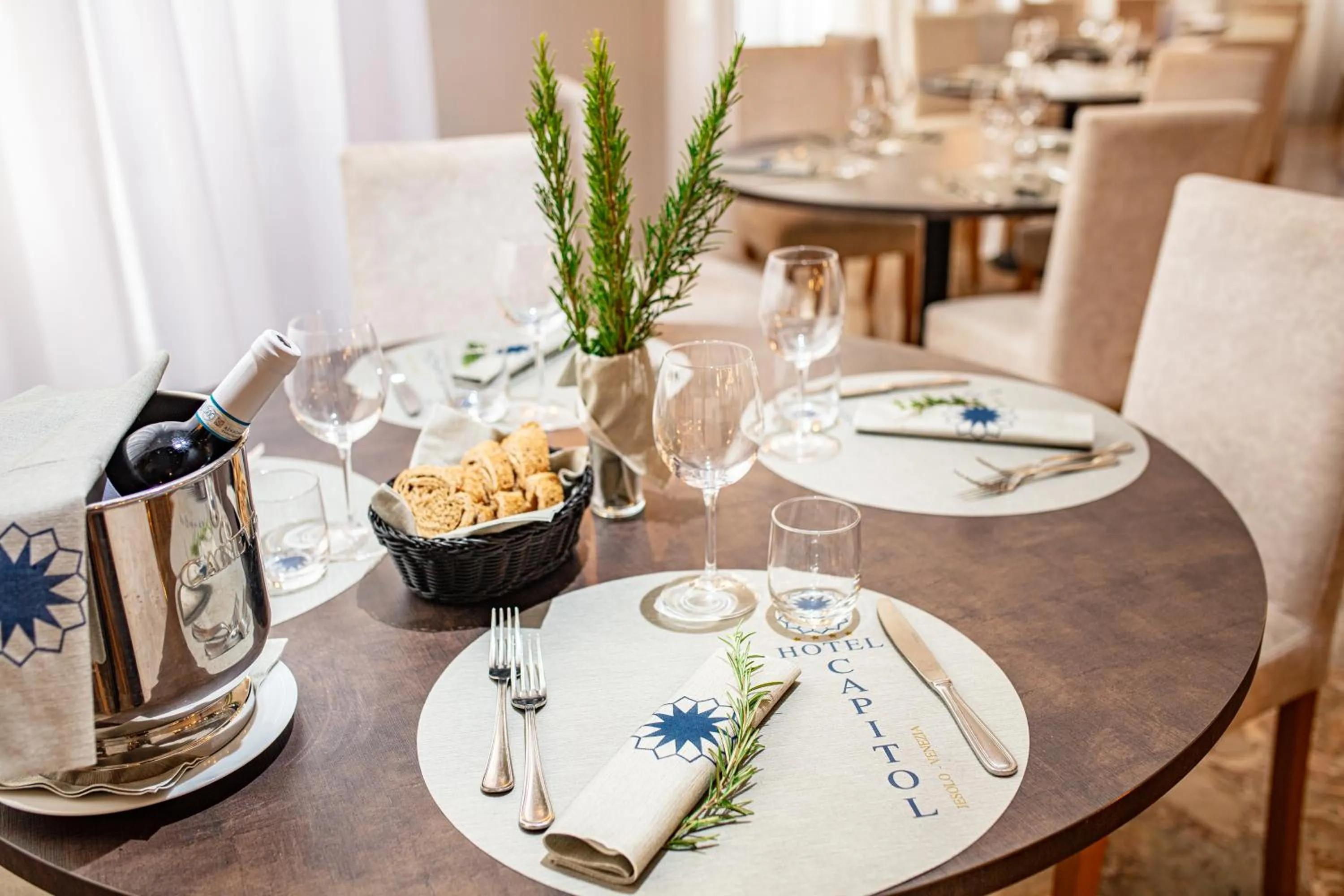 Restaurant/places to eat in Hotel Capitol