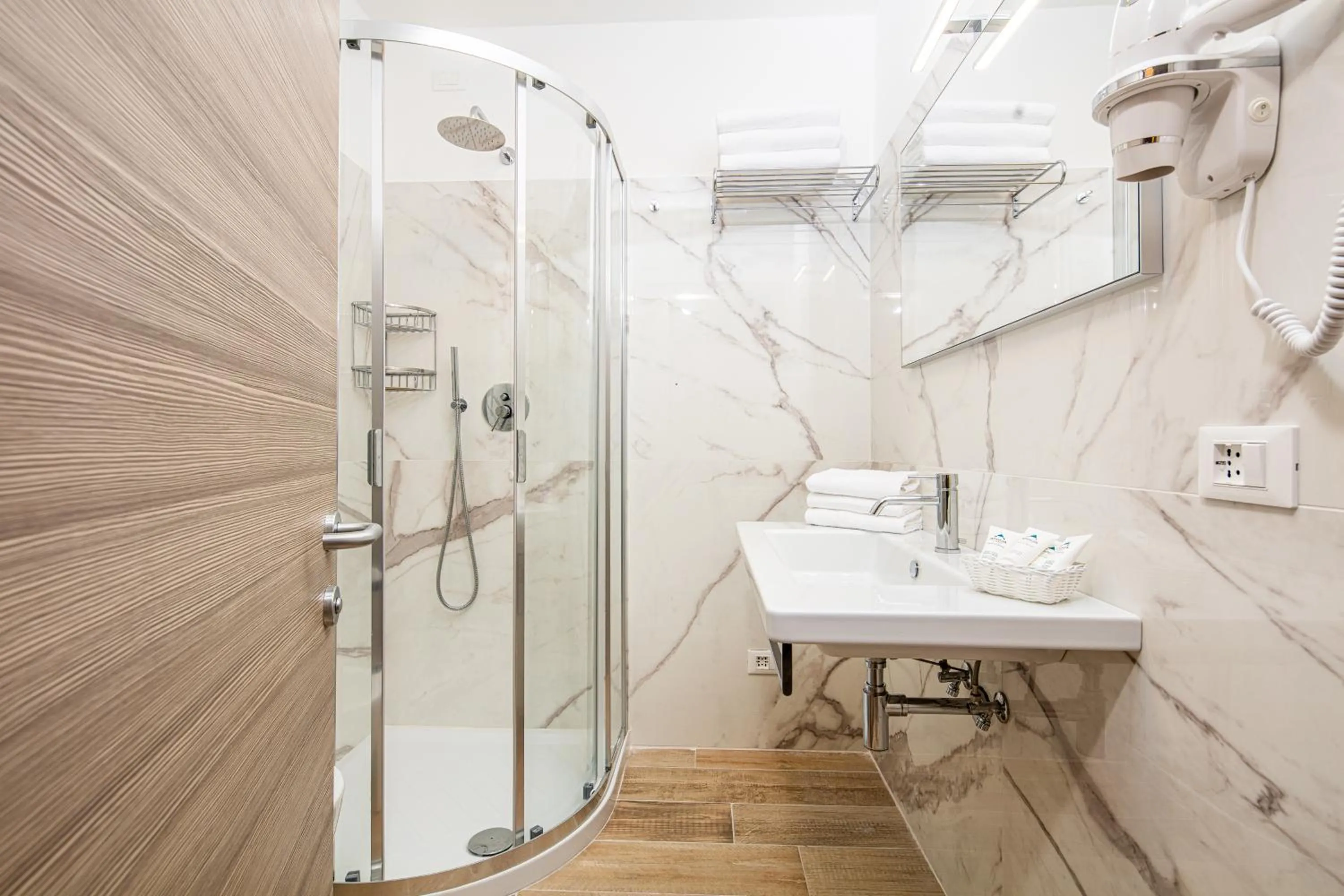 Shower in Hotel Capitol