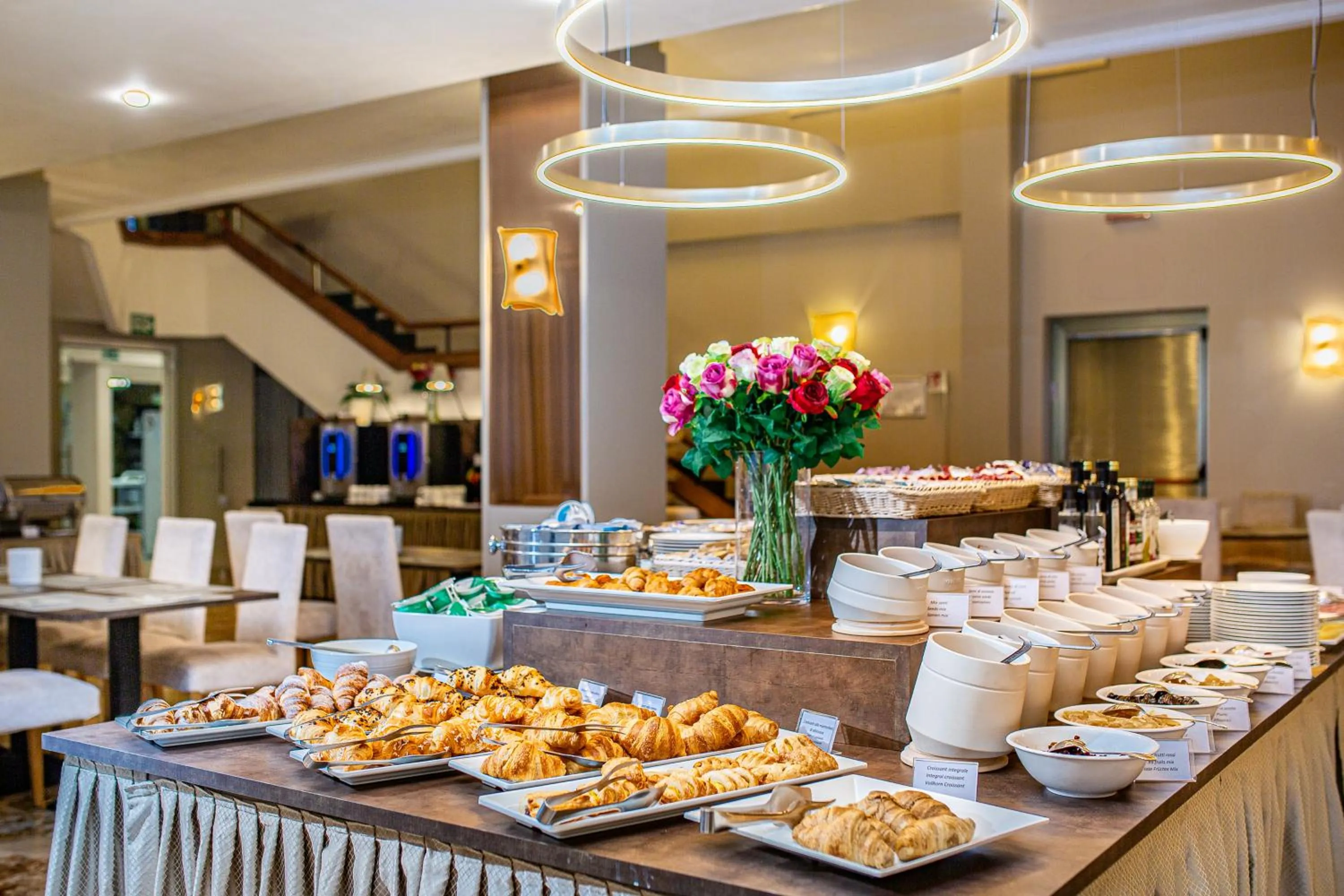 Restaurant/places to eat in Hotel Capitol