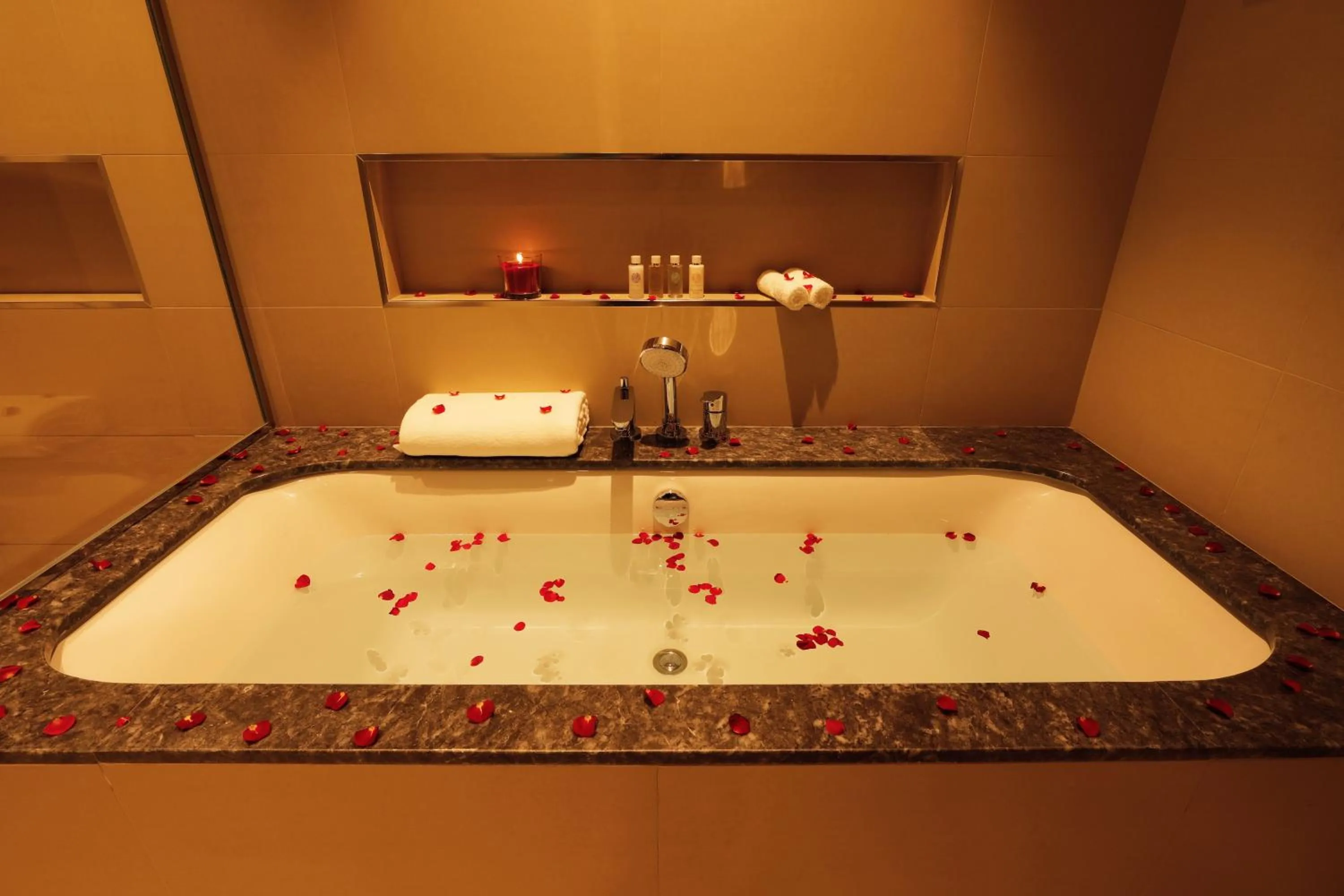 Hot Tub in Elegant Apartment with Direct access to Dubai Mall