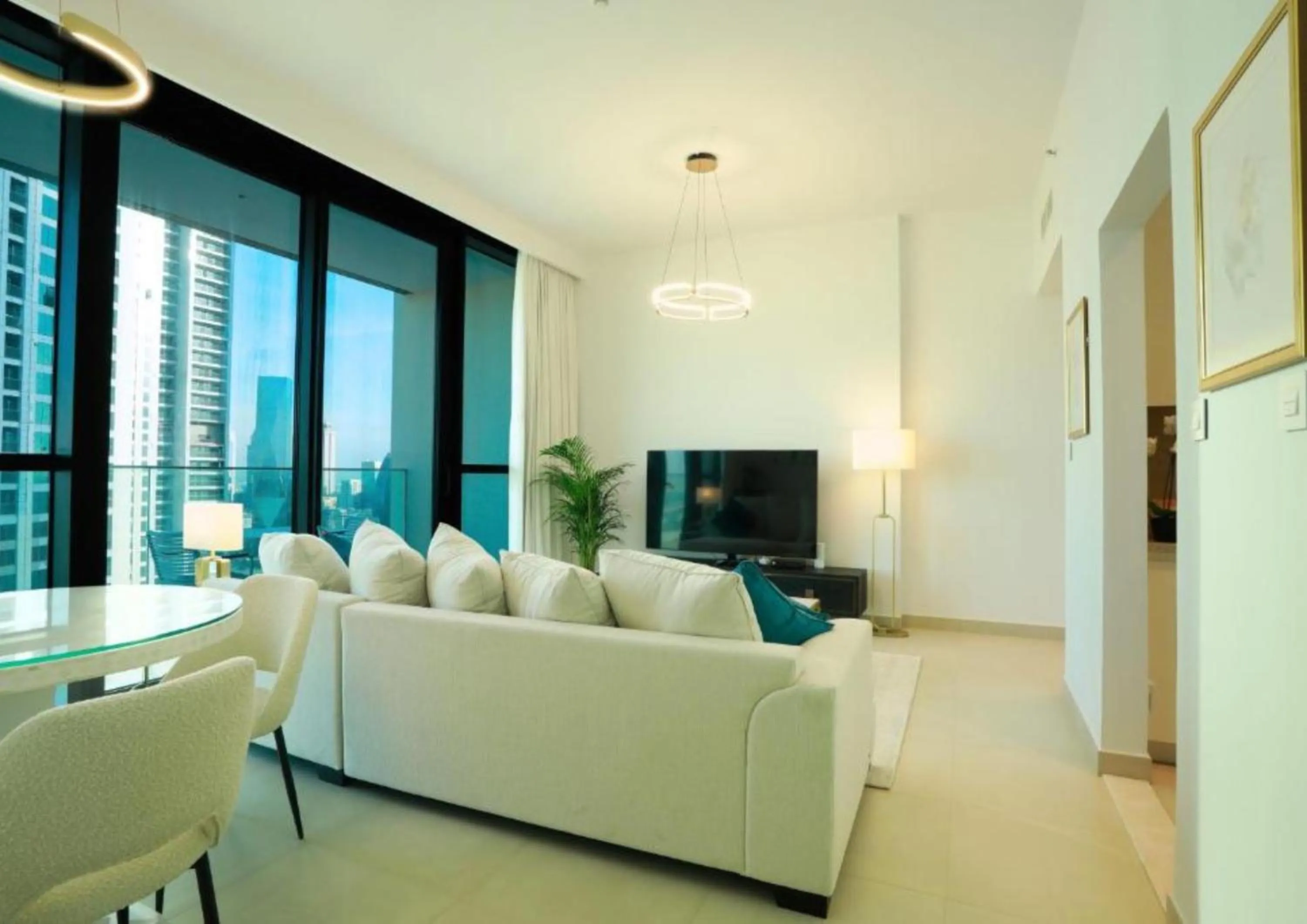 TV and multimedia in Elegant Apartment with Direct access to Dubai Mall