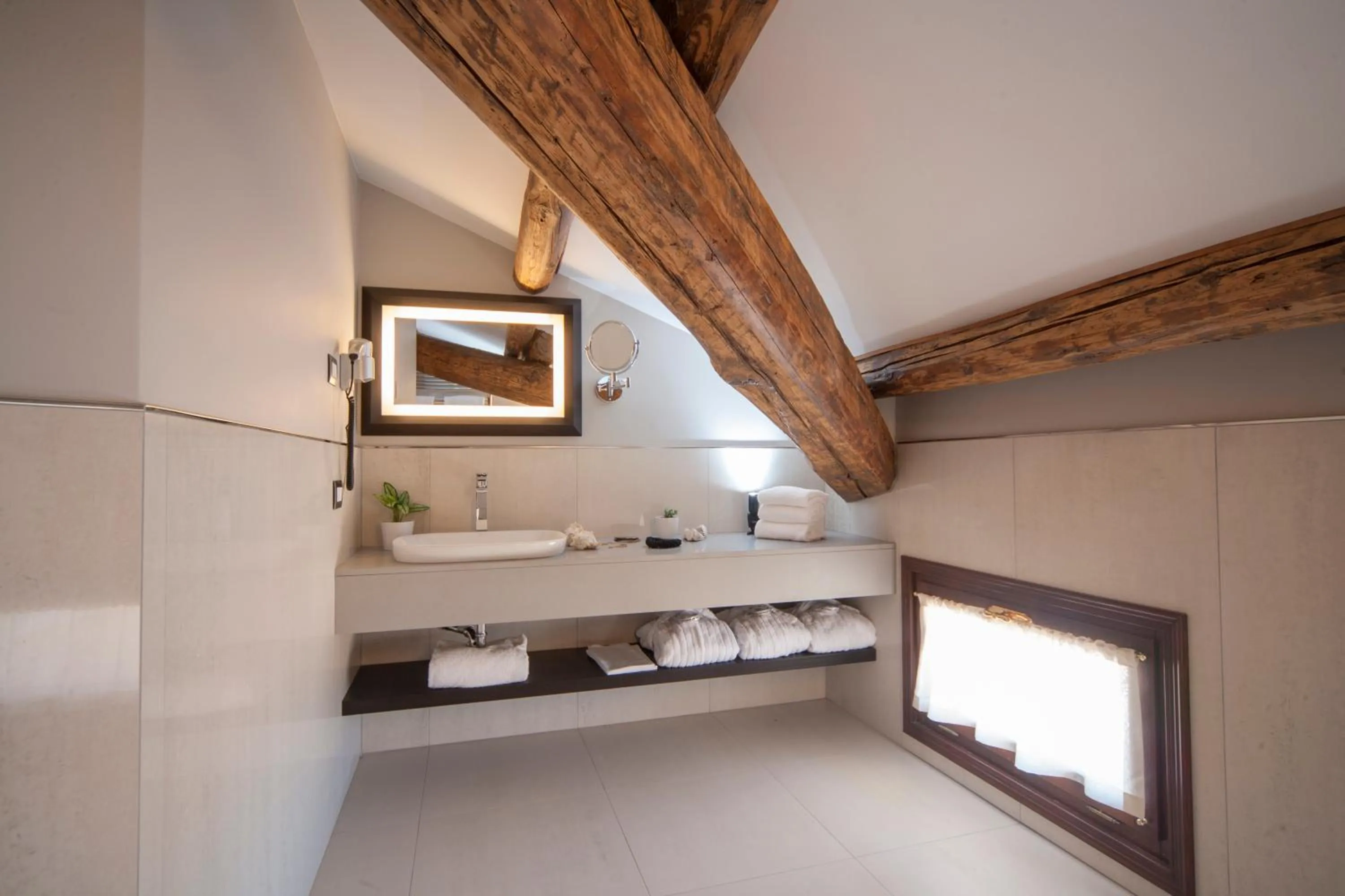 Bathroom, Bed in Hotel Grande Italia