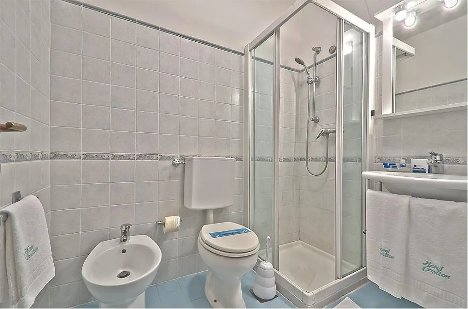 Shower in Hotel Carlton