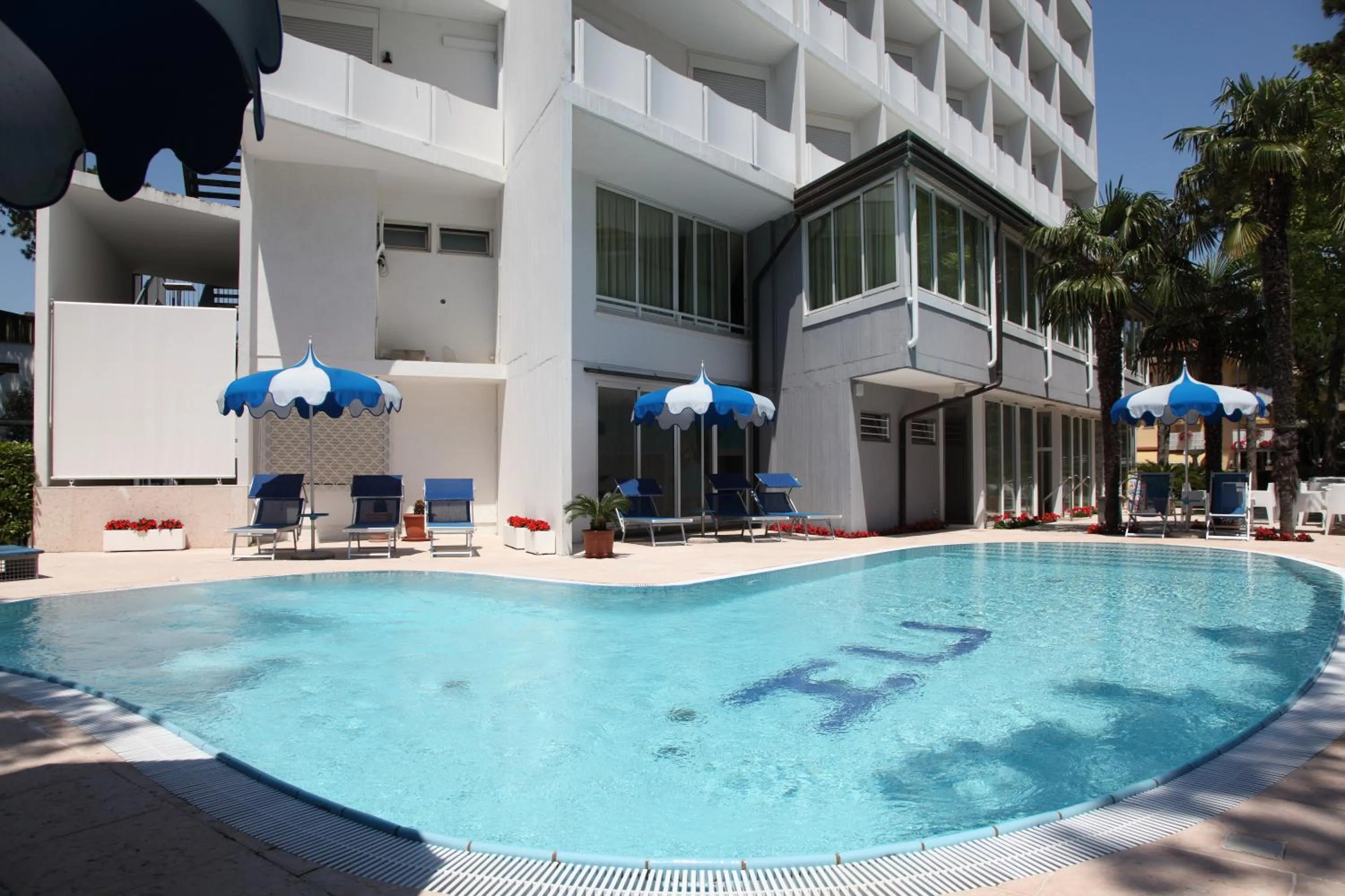 Swimming pool in Hotel Carlton