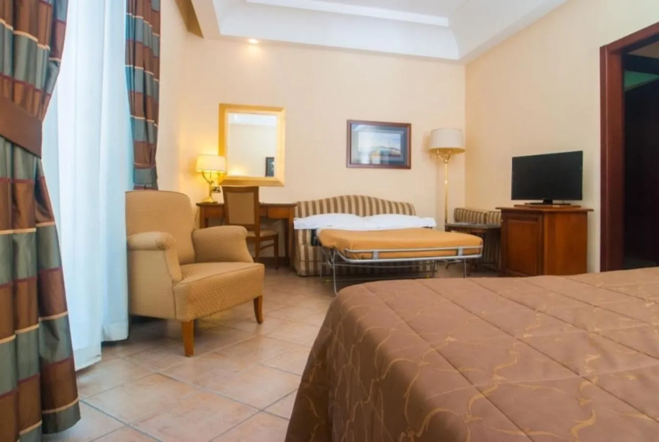 Shower, Bed in Le Cheminée Business Hotel Napoli