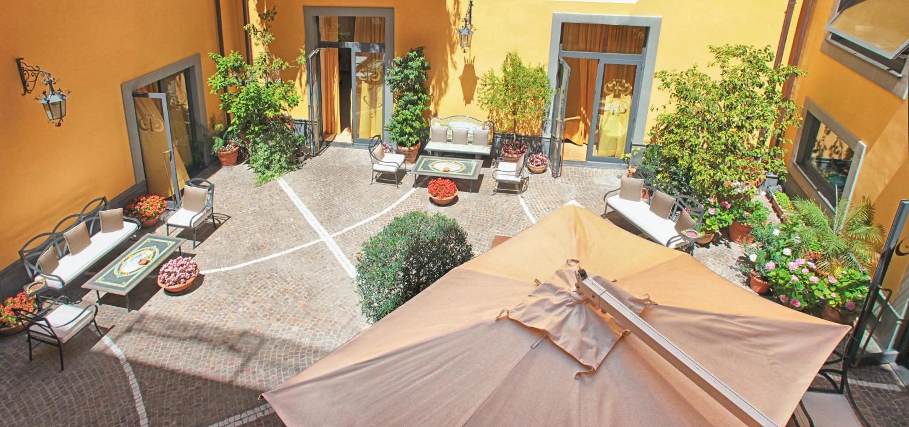 Patio in Le Cheminée Business Hotel Napoli