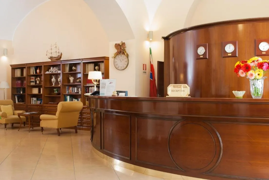 Lobby or reception in Le Cheminée Business Hotel Napoli