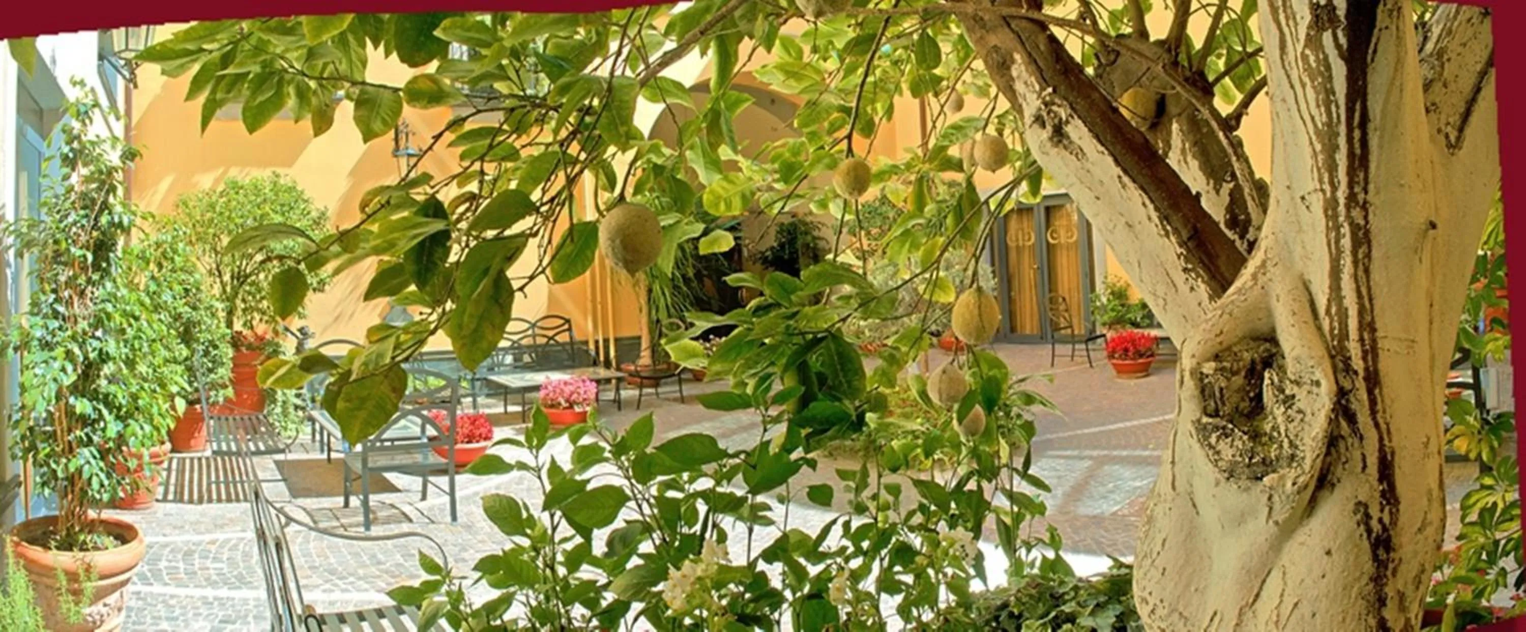 Patio in Le Cheminée Business Hotel Napoli