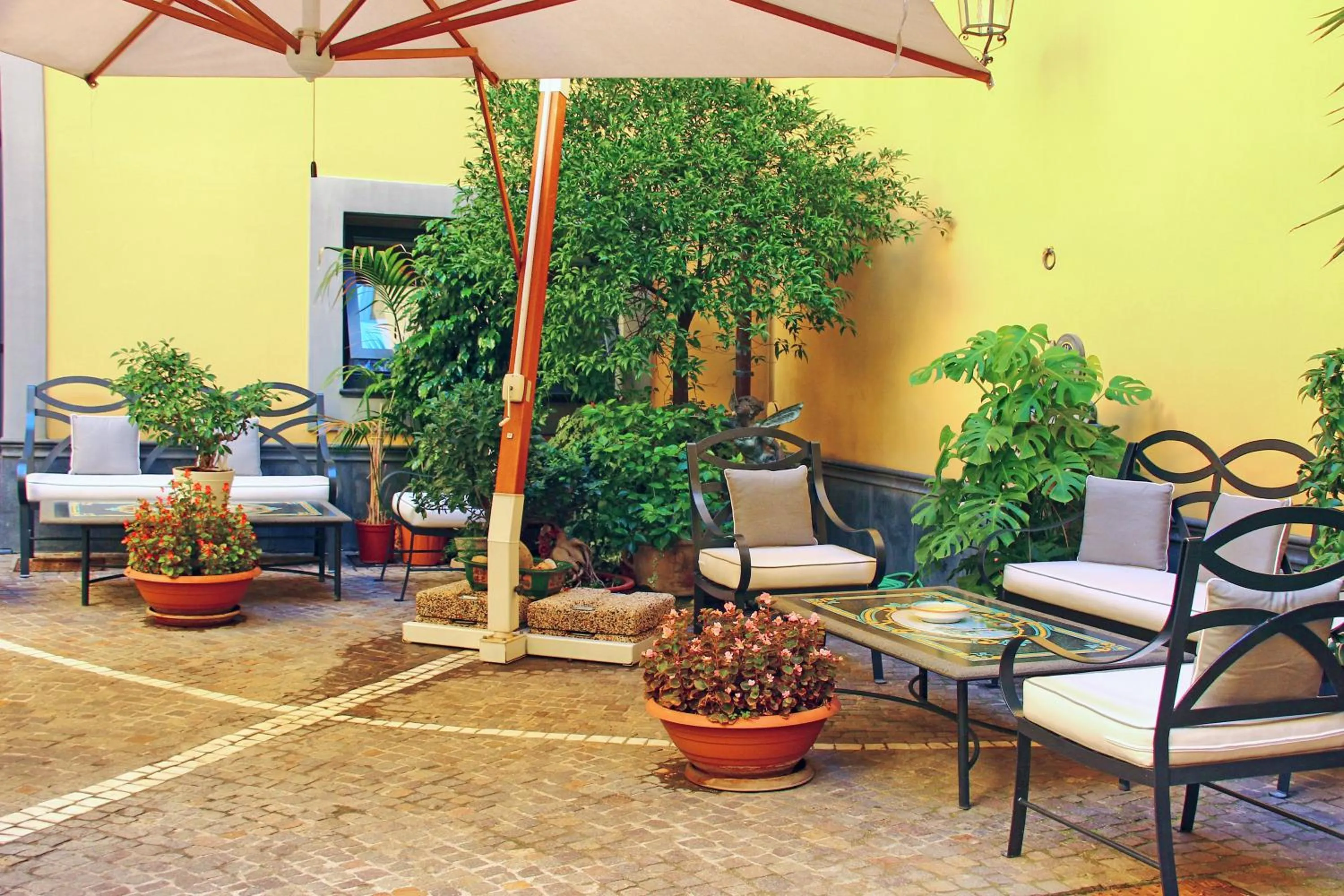 Patio in Le Cheminée Business Hotel Napoli