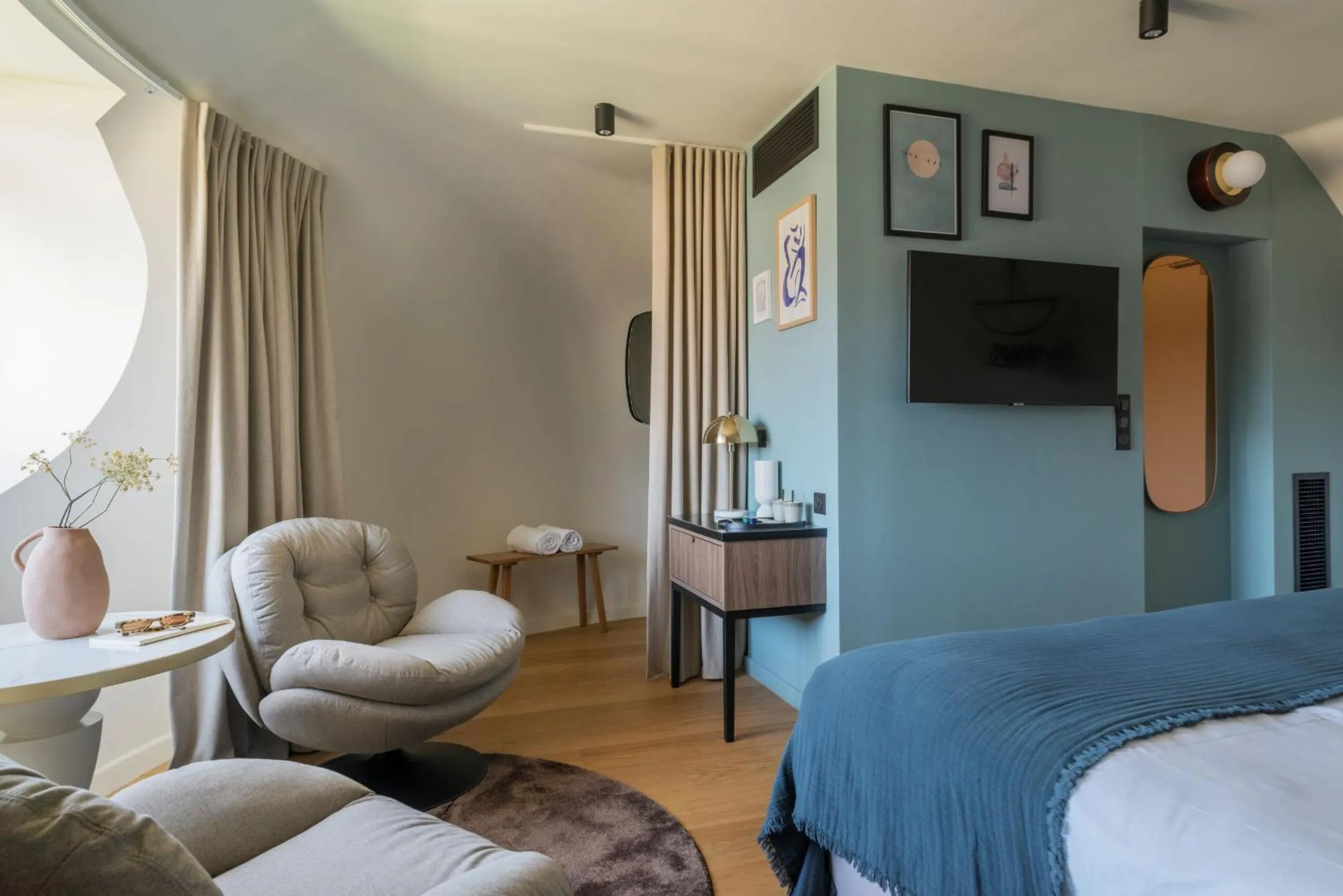 Photo of the whole room, Bed in L'EssenCiel