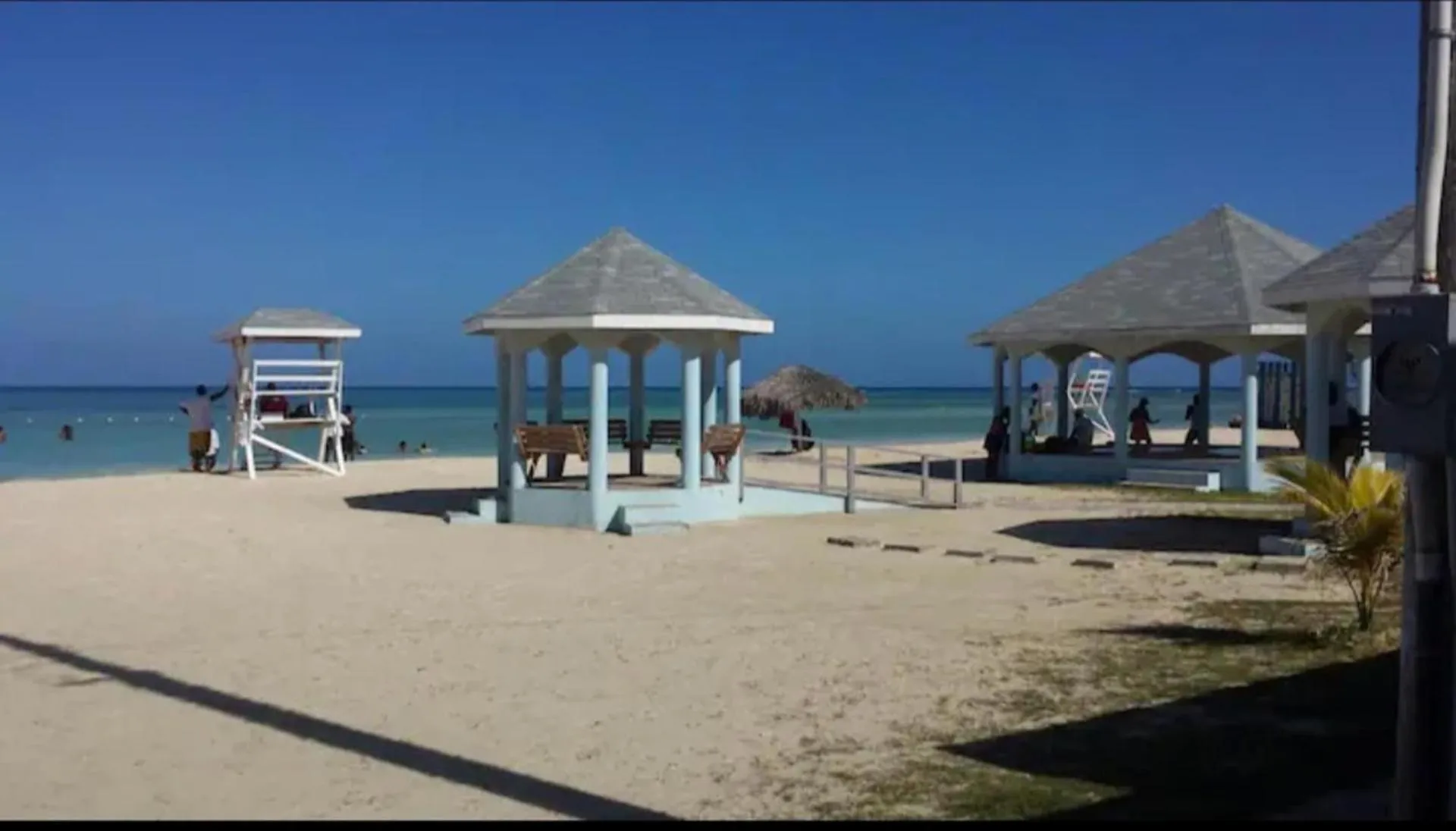 Beach in 2 Bed-Sleeps 4-Gated community-5 Min Town Centre