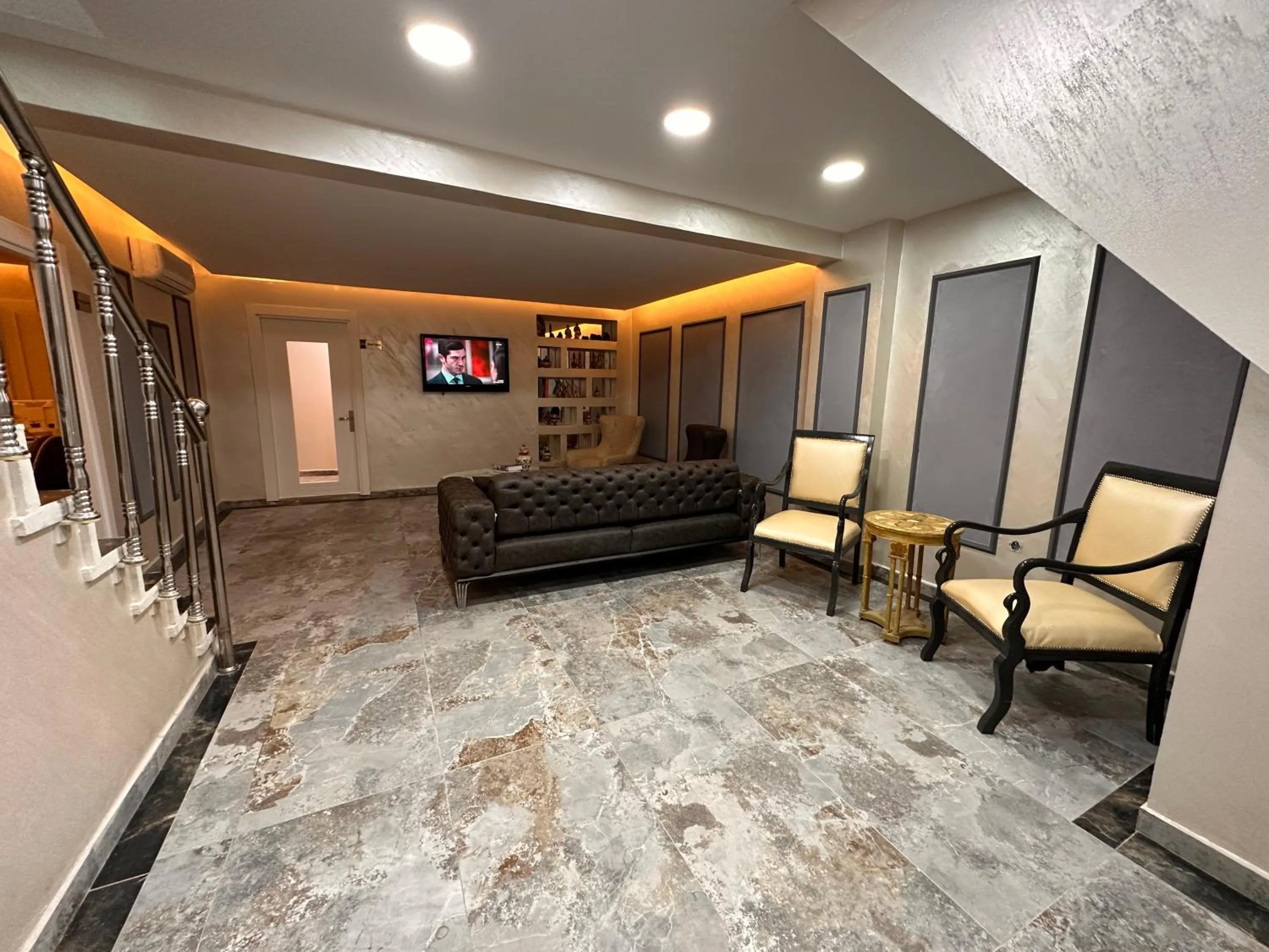 Communal lounge/ TV room in HARRAN HOTEL