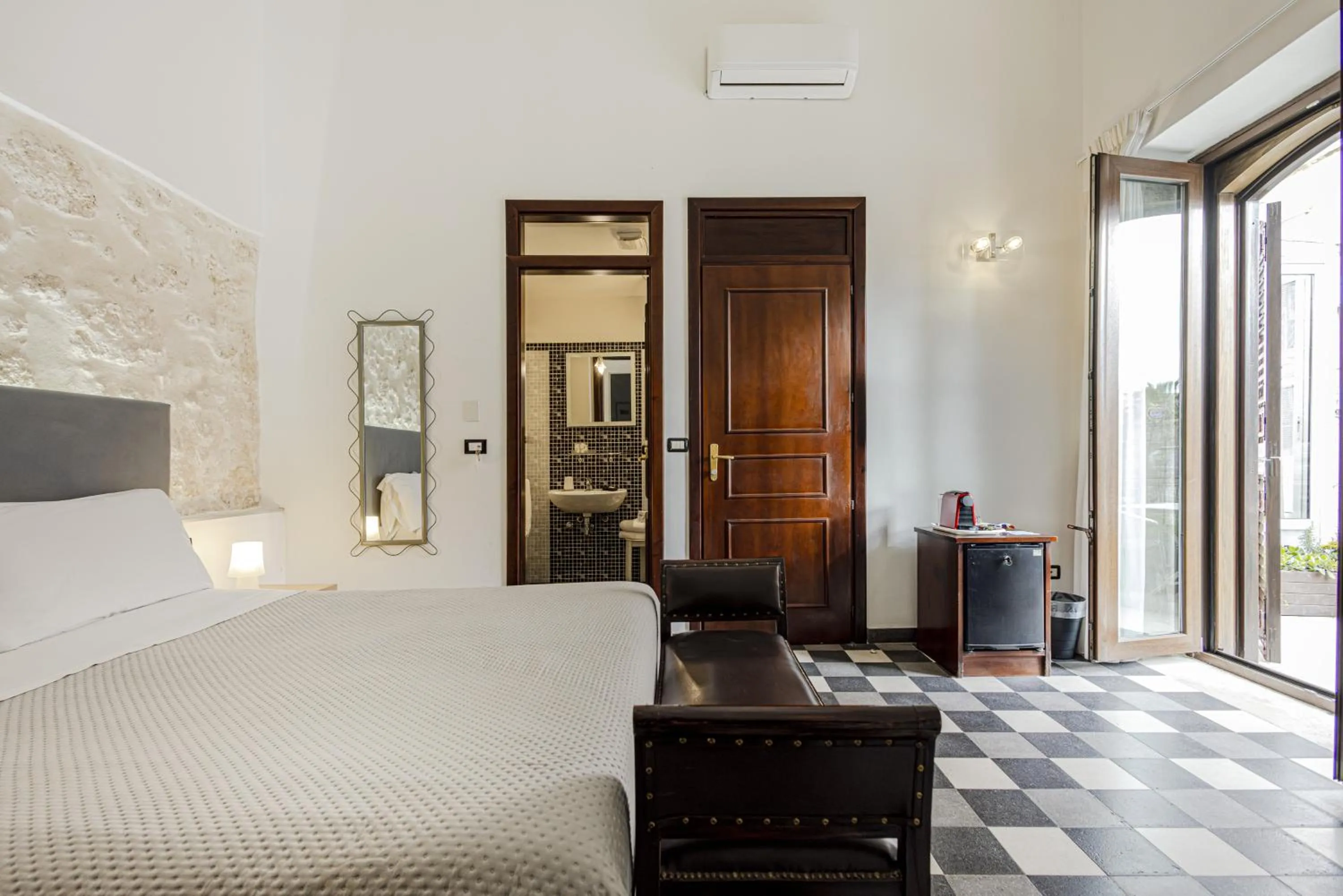 Photo of the whole room, Bed in Lakkios charming suites and rooms