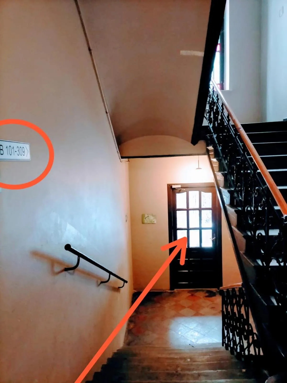 Facade/entrance in Salve station