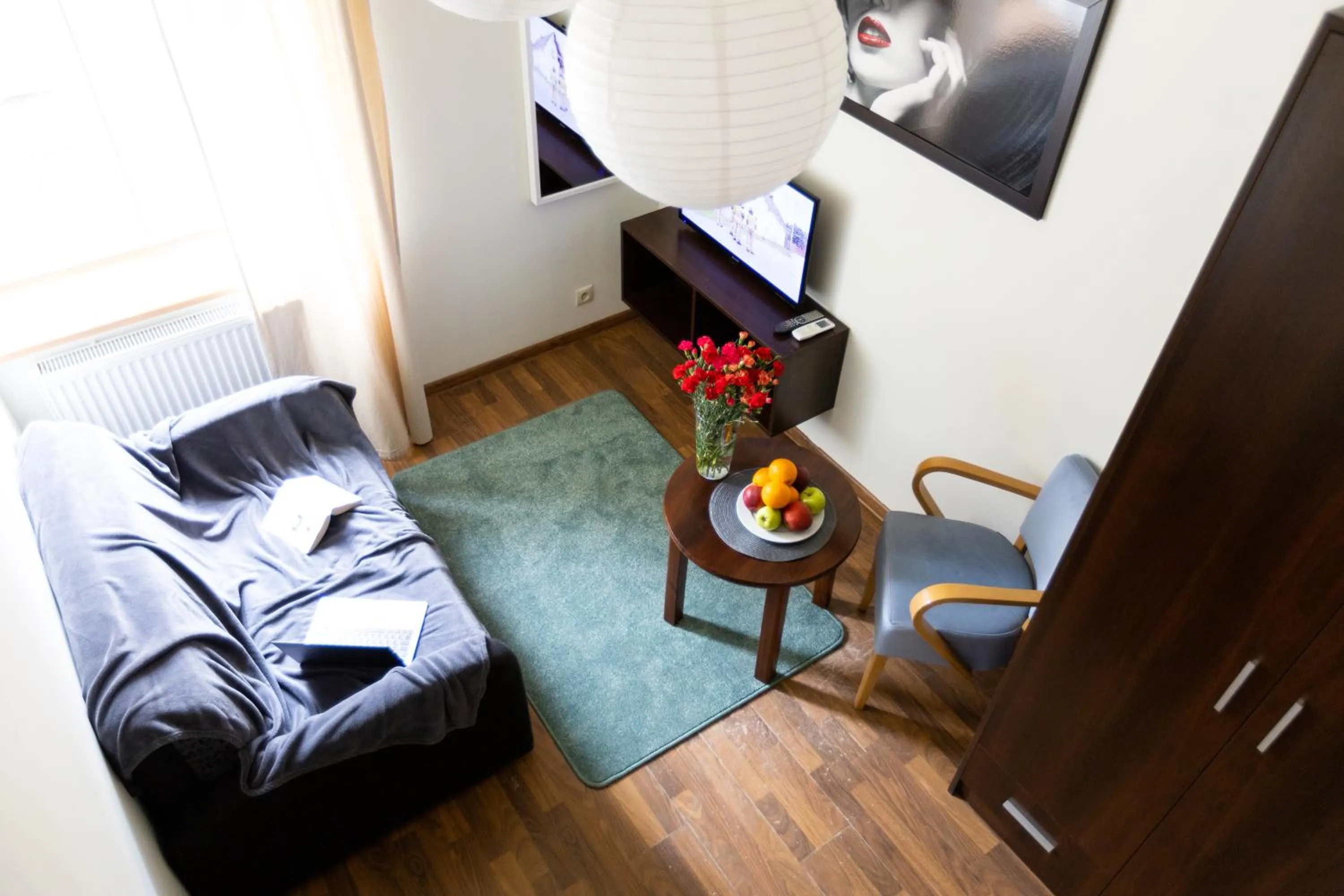 Photo of the whole room, Bed in Salve station