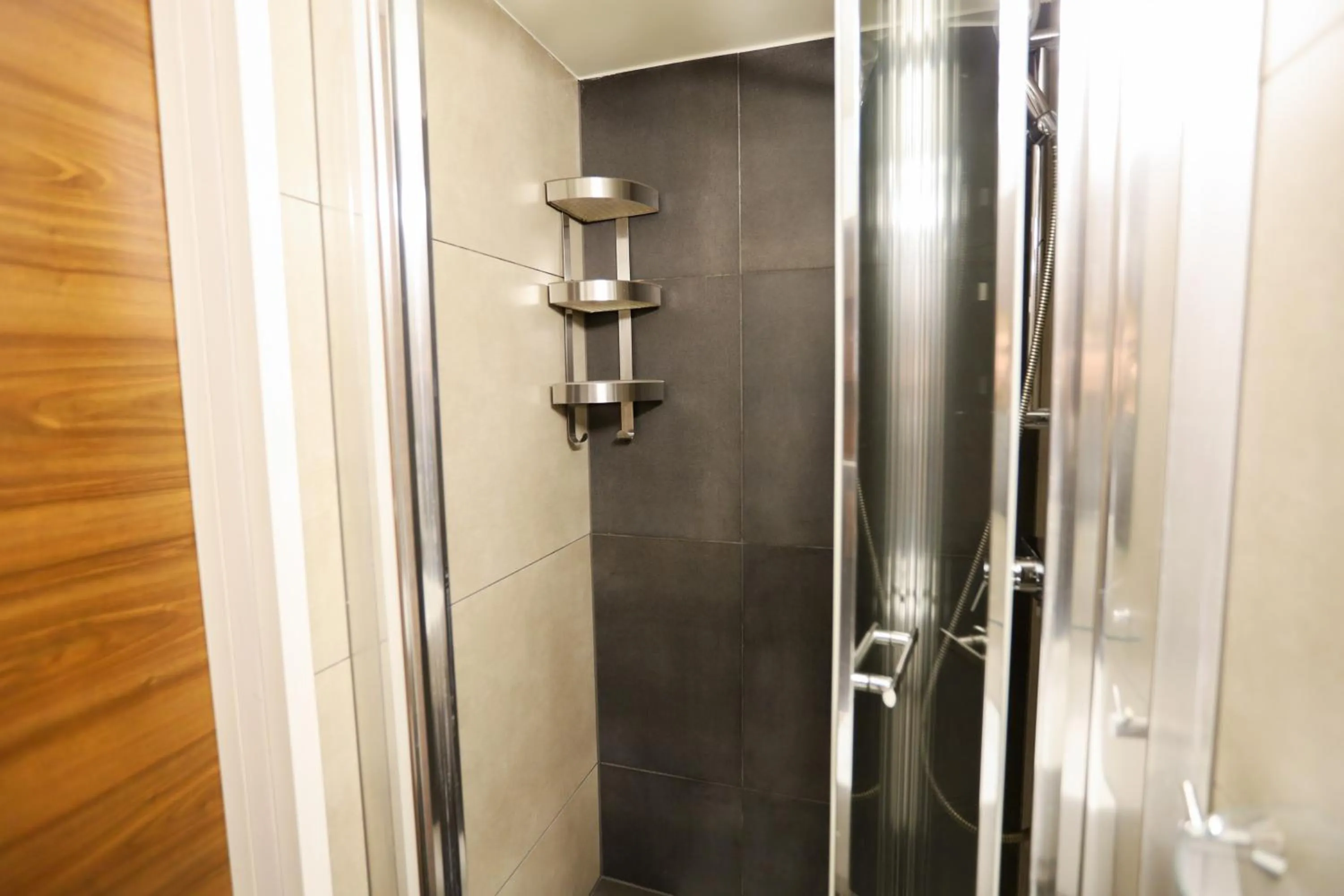 Shower in Salve station