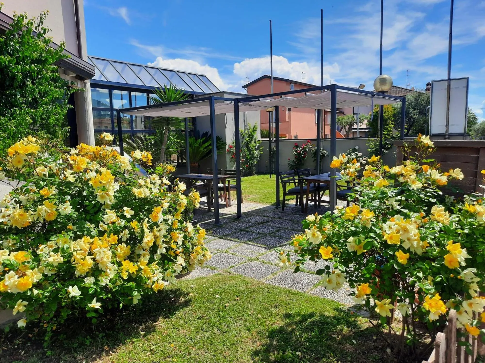 Swimming pool in River Park Hotel