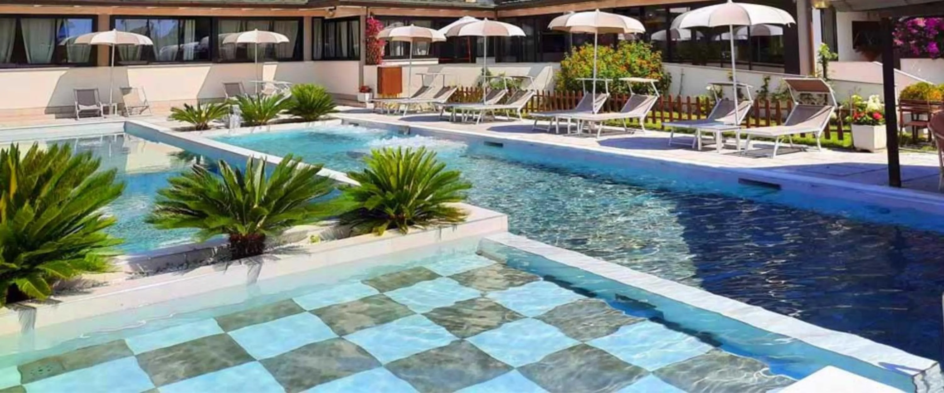 Swimming pool in River Park Hotel