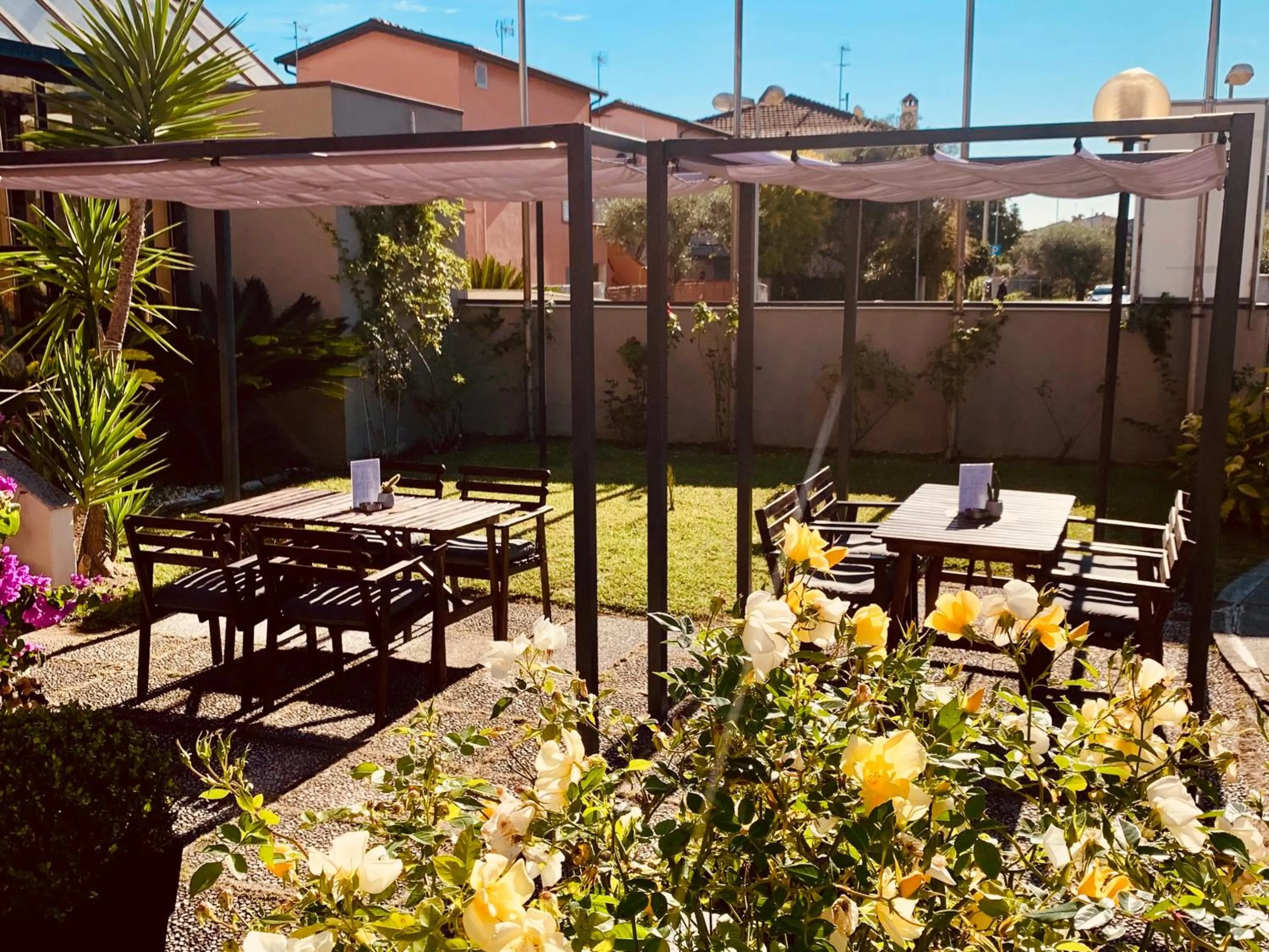 Restaurant/places to eat in River Park Hotel