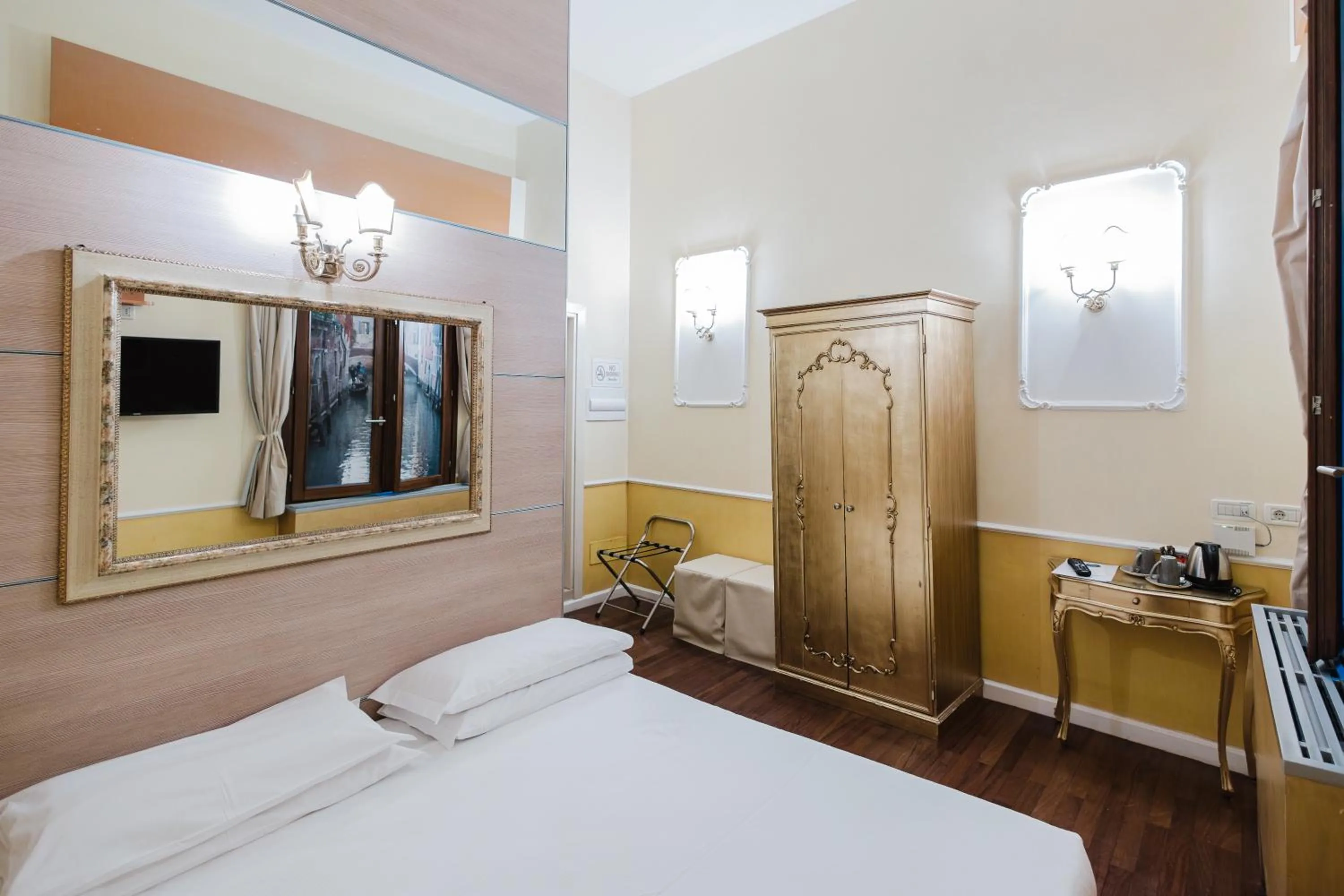 Photo of the whole room, Bed in Sogno di Giulietta e Romeo