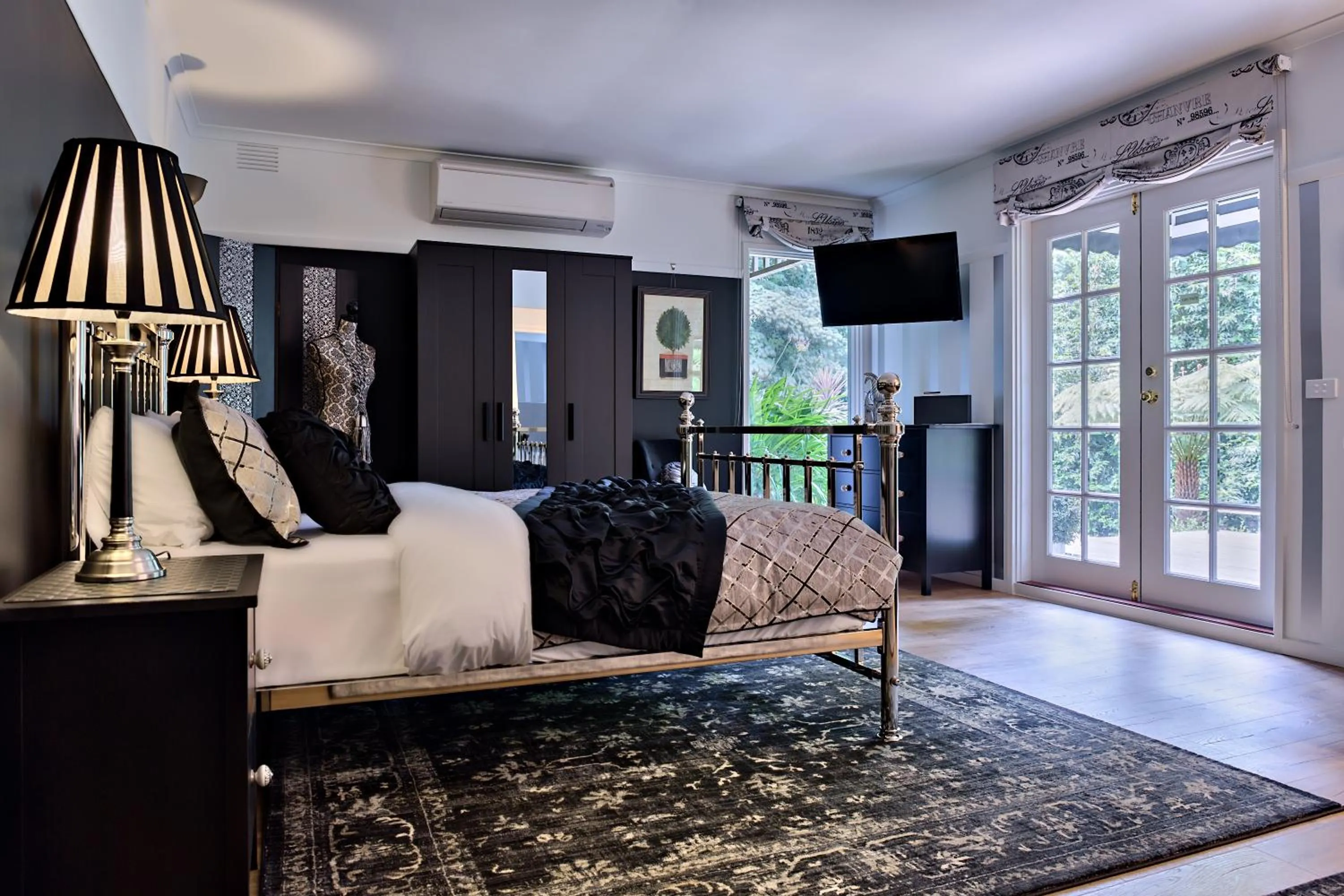 Decorative detail in Belle Le Vie