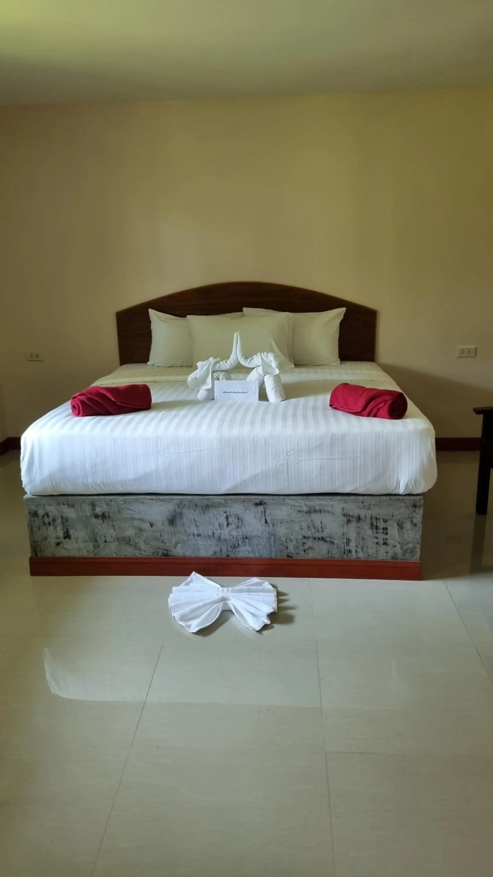 Bed in PawPaw Resort