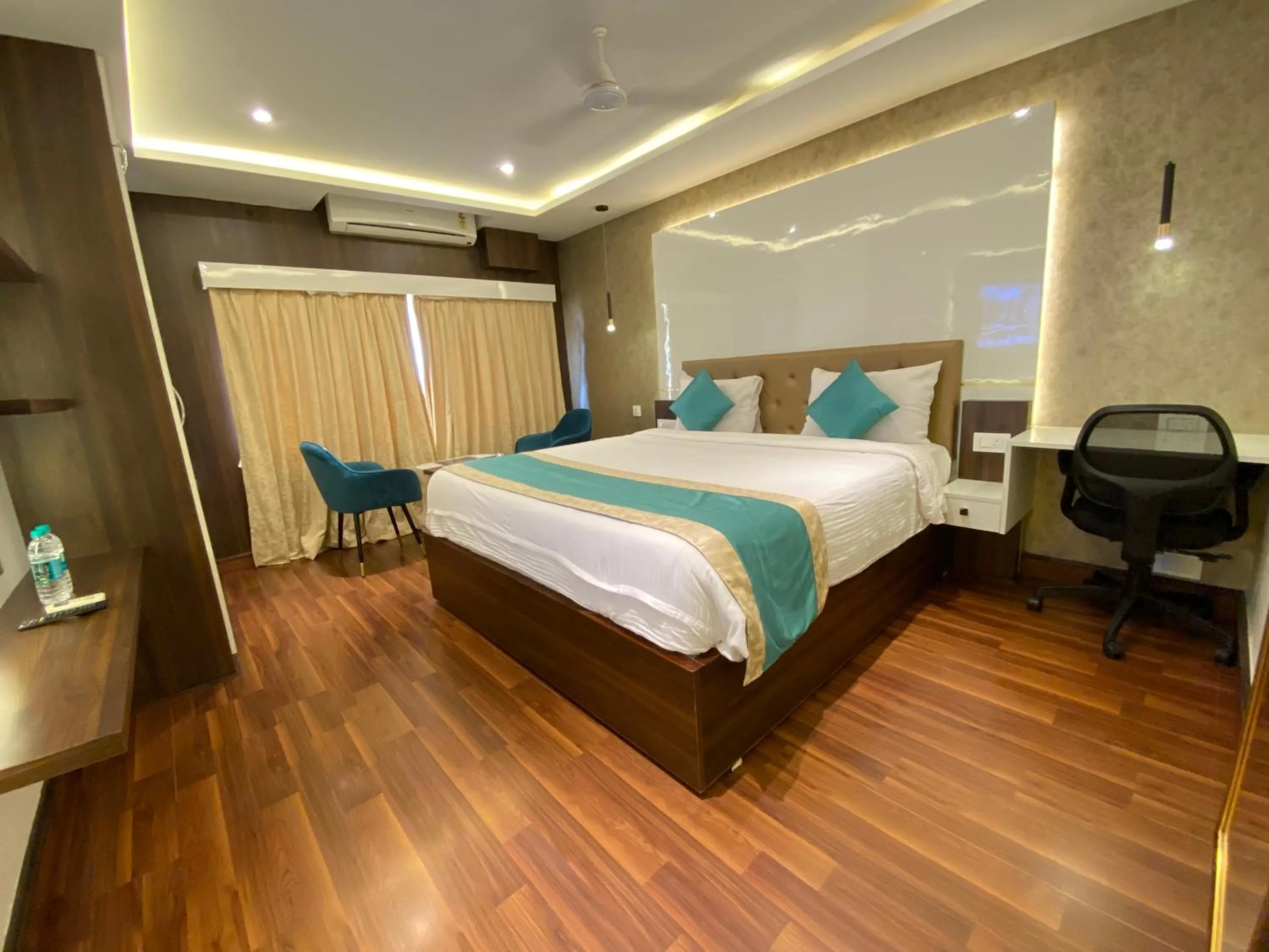 Bedroom, Bed in Hilarity Inn