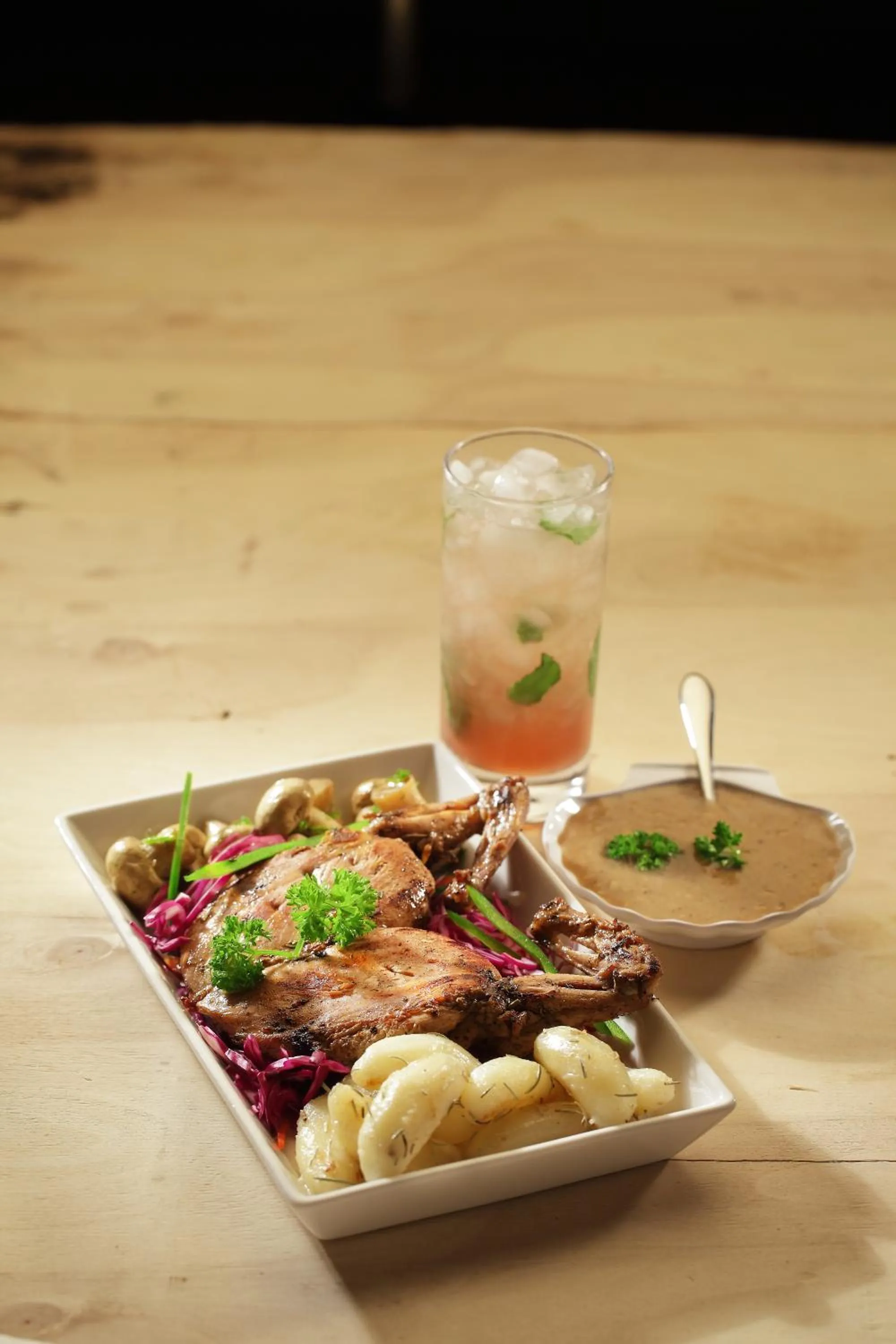 Food and drinks in Hilarity Inn