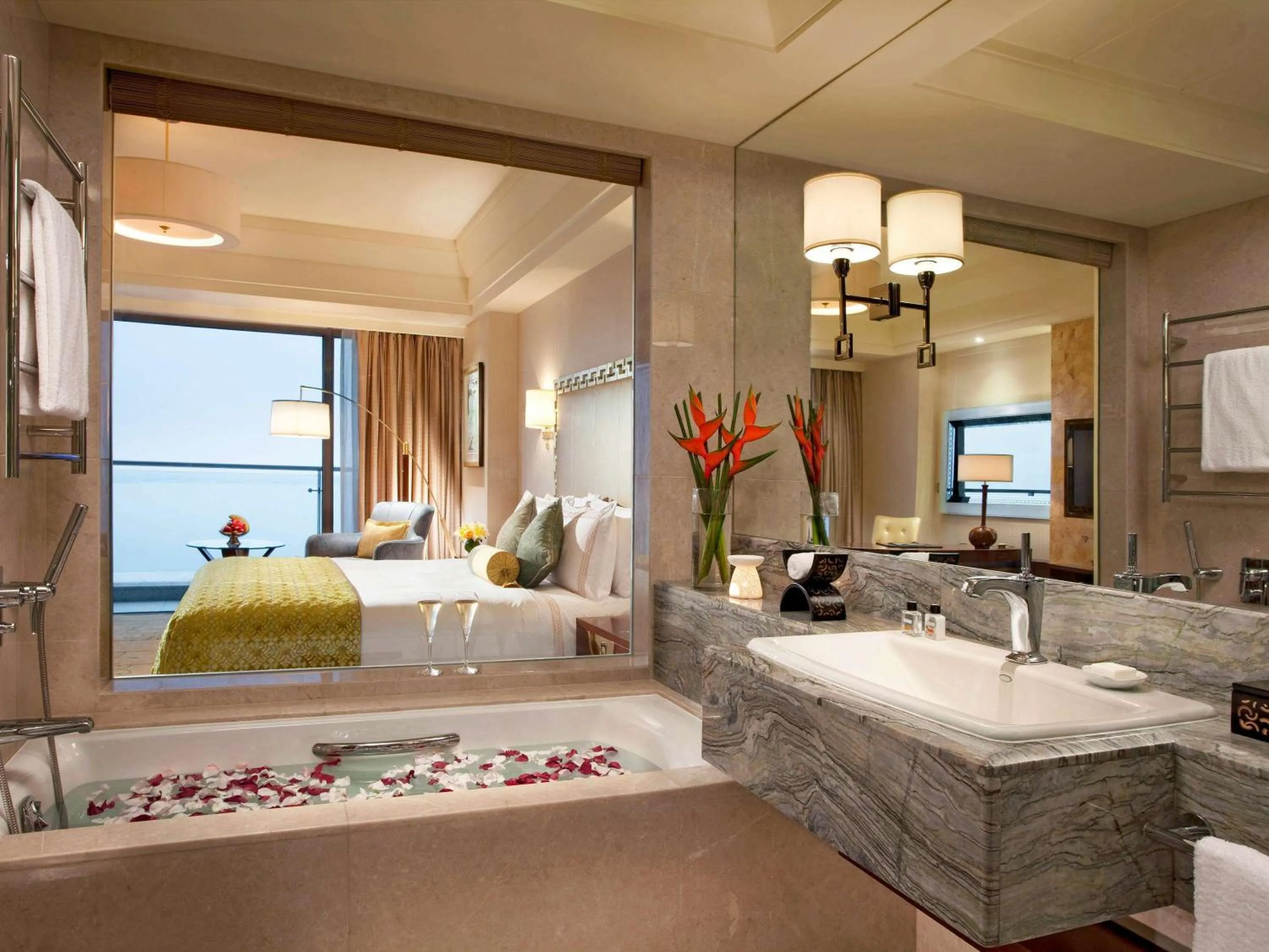 Bathroom, Bed in Fairmont Yangcheng Lake