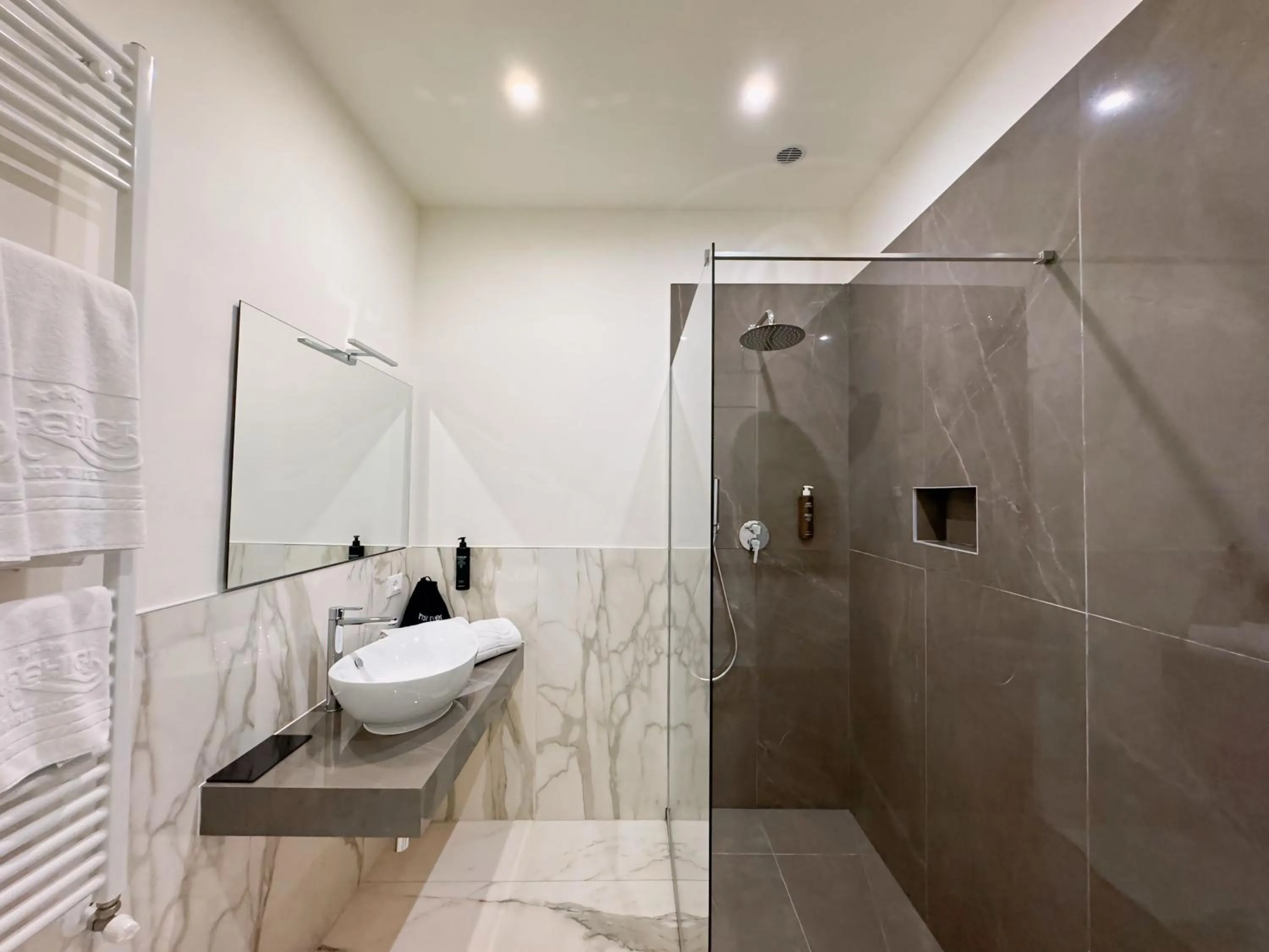 Shower in Rechigi Park Hotel