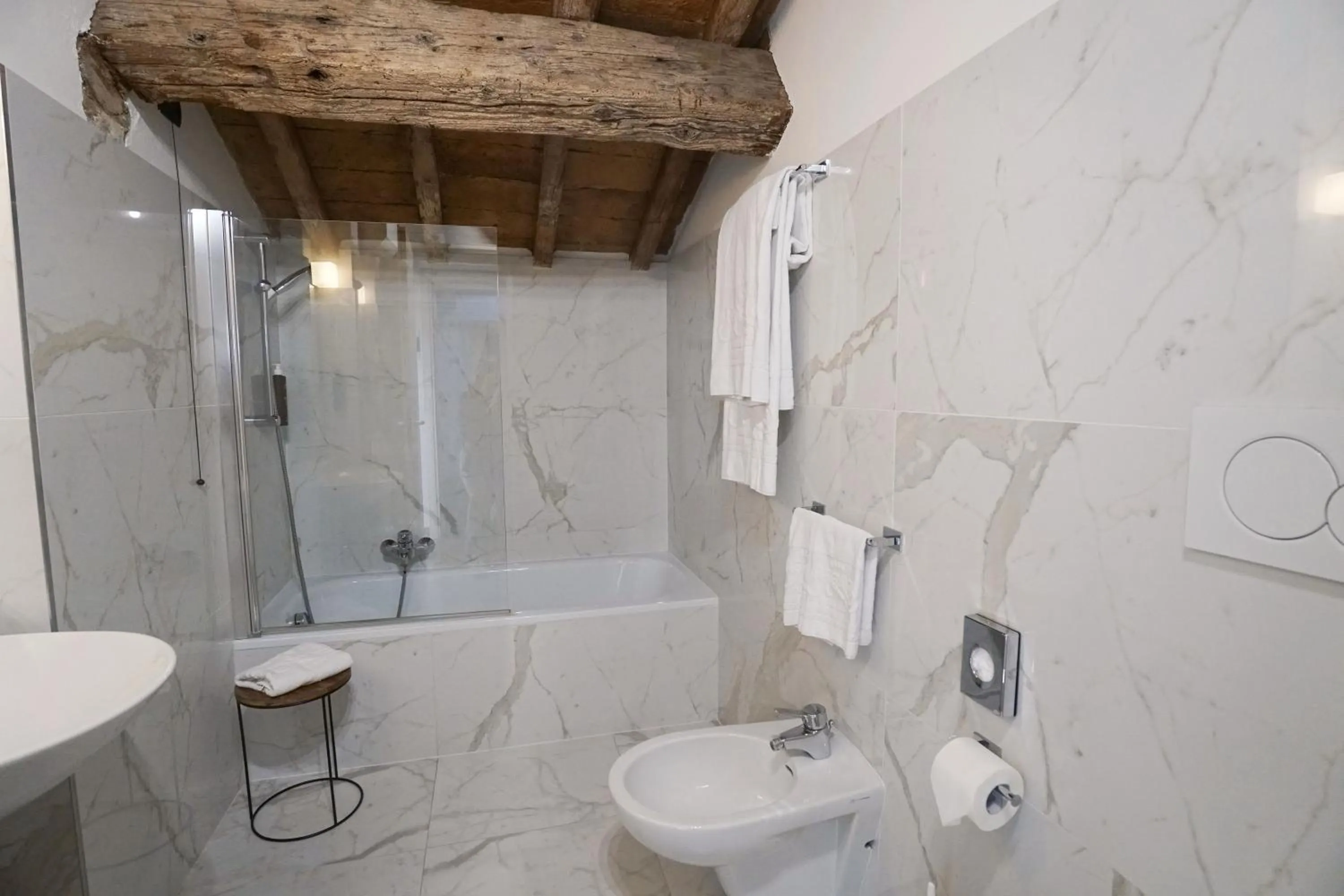 Shower in Rechigi Park Hotel