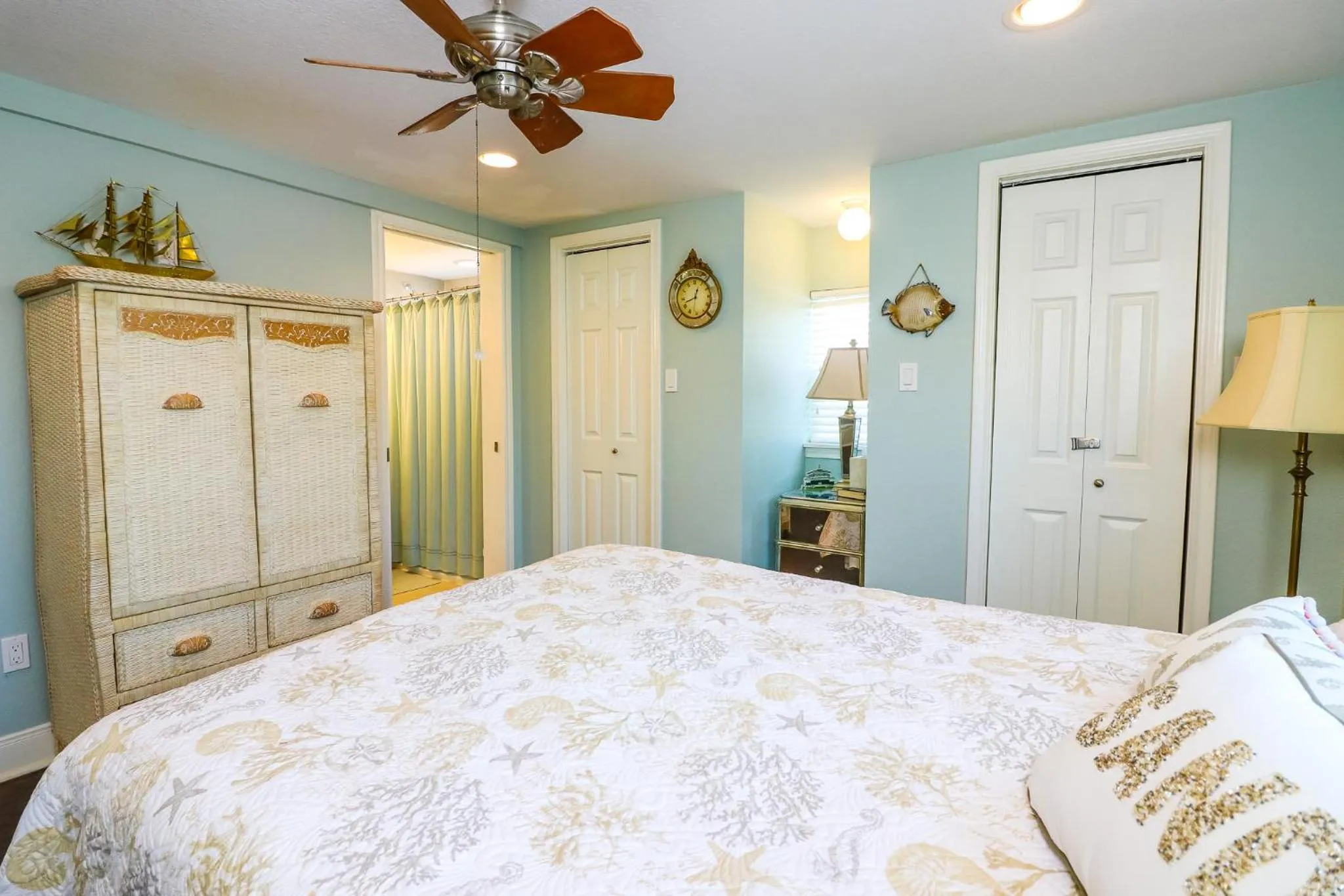 PERFECT location spacious yard coffee bar at this lovely beach home