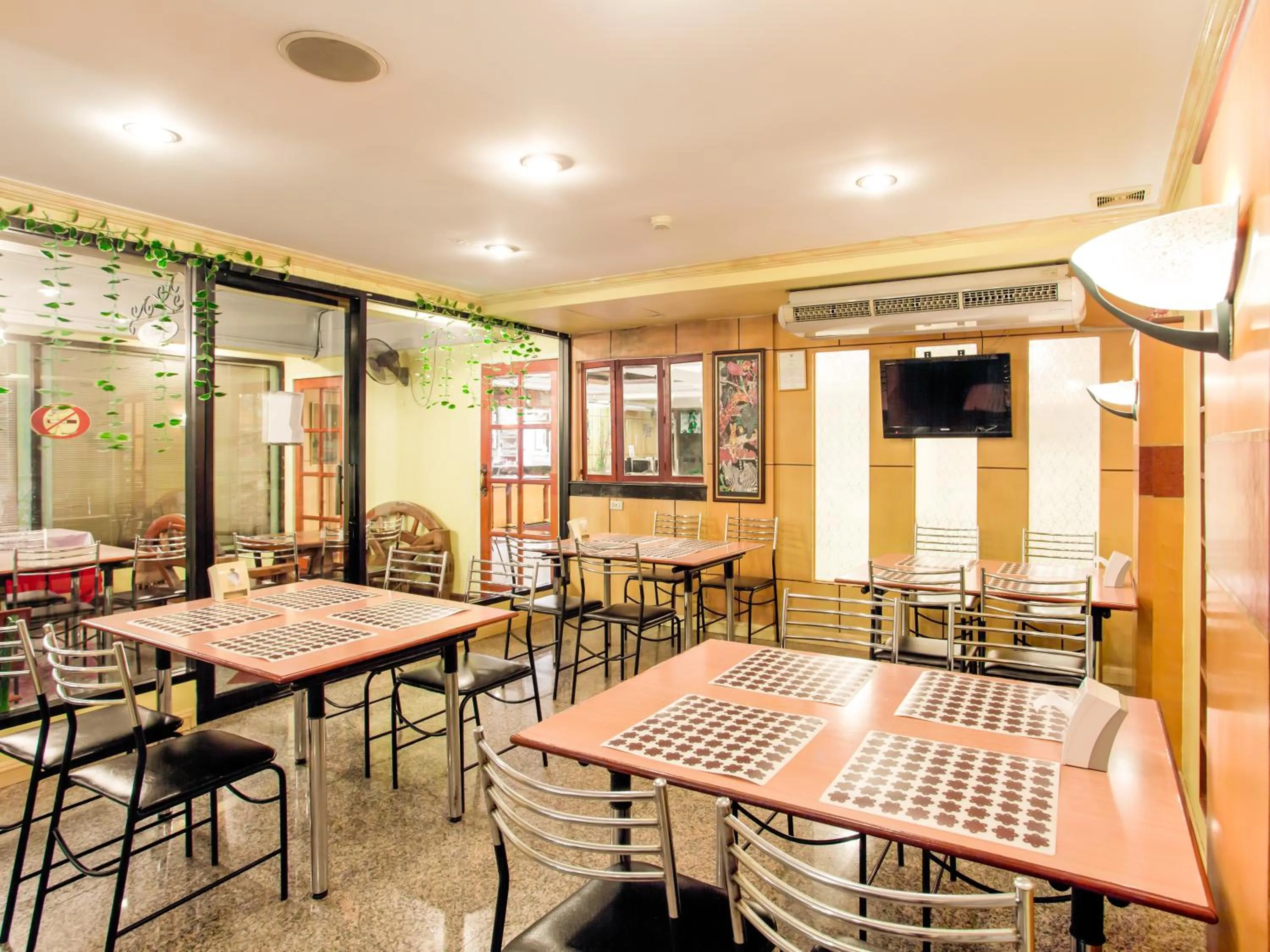 Restaurant/Places to Eat in Patumwan House