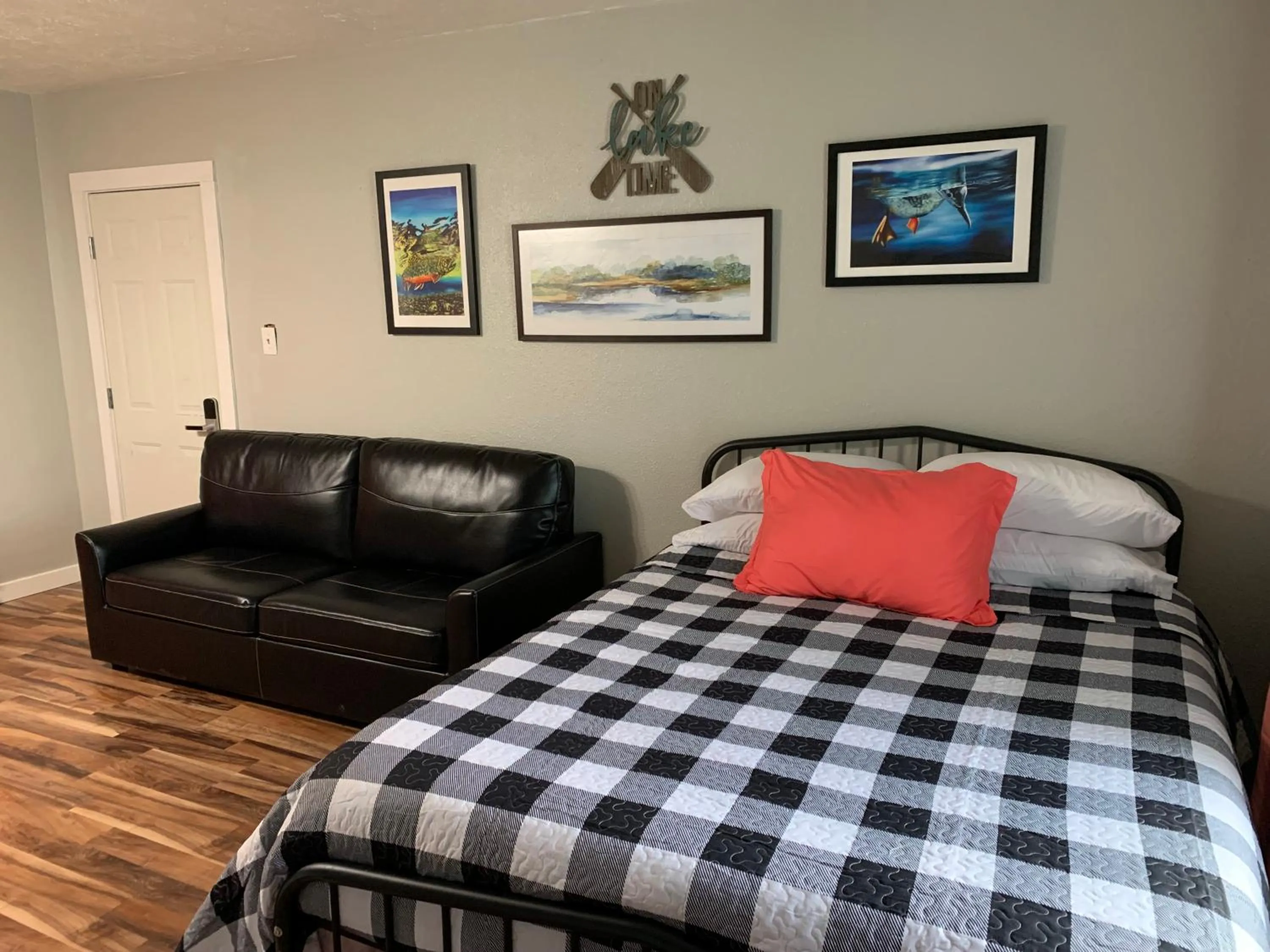 Seating area, Bed in Millz Manor